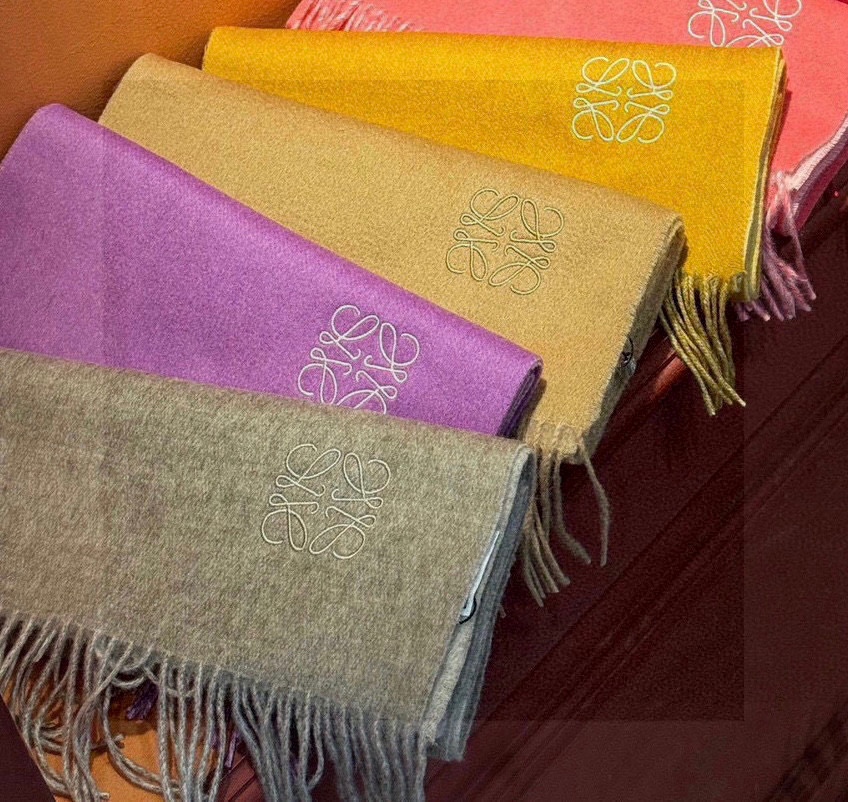 罗意威👍巴黎时装展商务男士女士通用双面羊绒披肩。代工厂臻选上乘的超细羊绒纤维 进行纯手工精梳处理 耗时耗