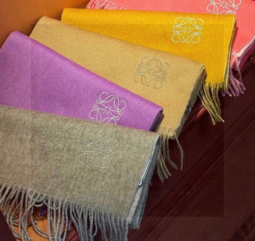 罗意威👍巴黎时装展商务男士女士通用双面羊绒披肩。代工厂臻选上乘的超细羊绒纤维 进行纯手工精梳处理 耗时耗