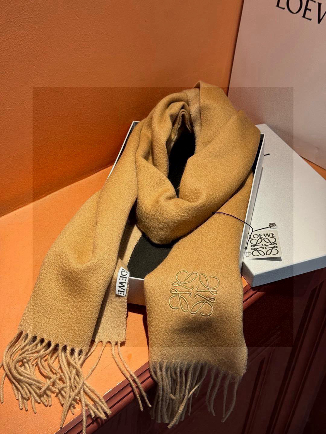 罗意威👍巴黎时装展商务男士女士通用双面羊绒披肩。代工厂臻选上乘的超细羊绒纤维 进行纯手工精梳处理 耗时耗