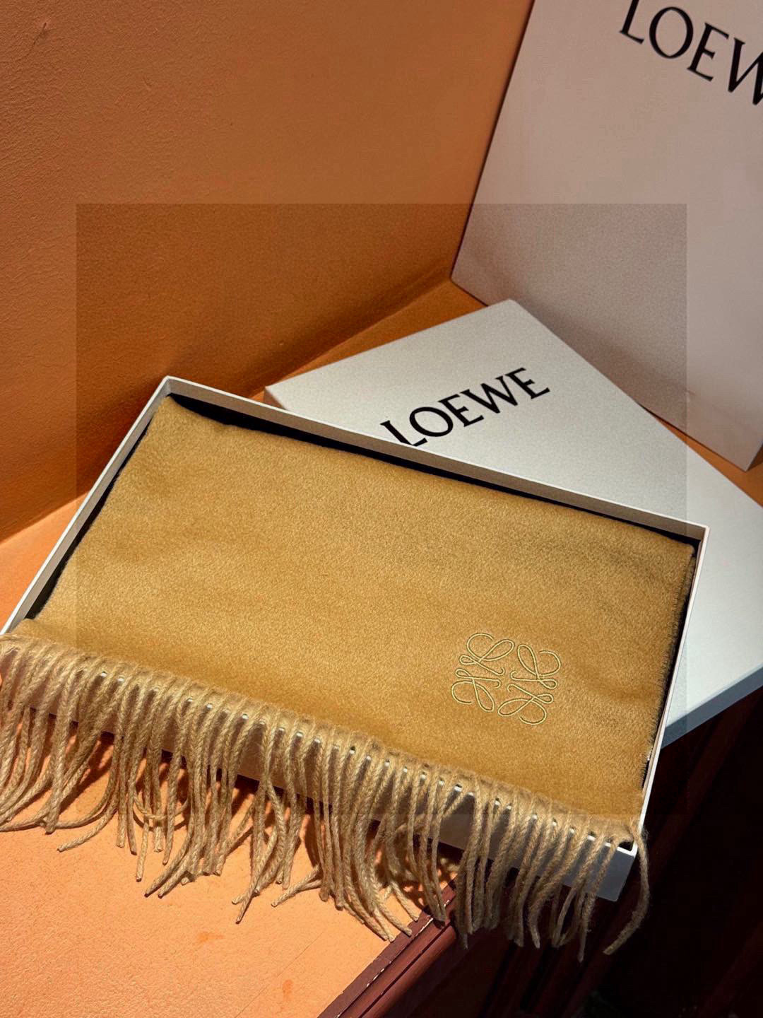 罗意威👍巴黎时装展商务男士女士通用双面羊绒披肩。代工厂臻选上乘的超细羊绒纤维 进行纯手工精梳处理 耗时耗