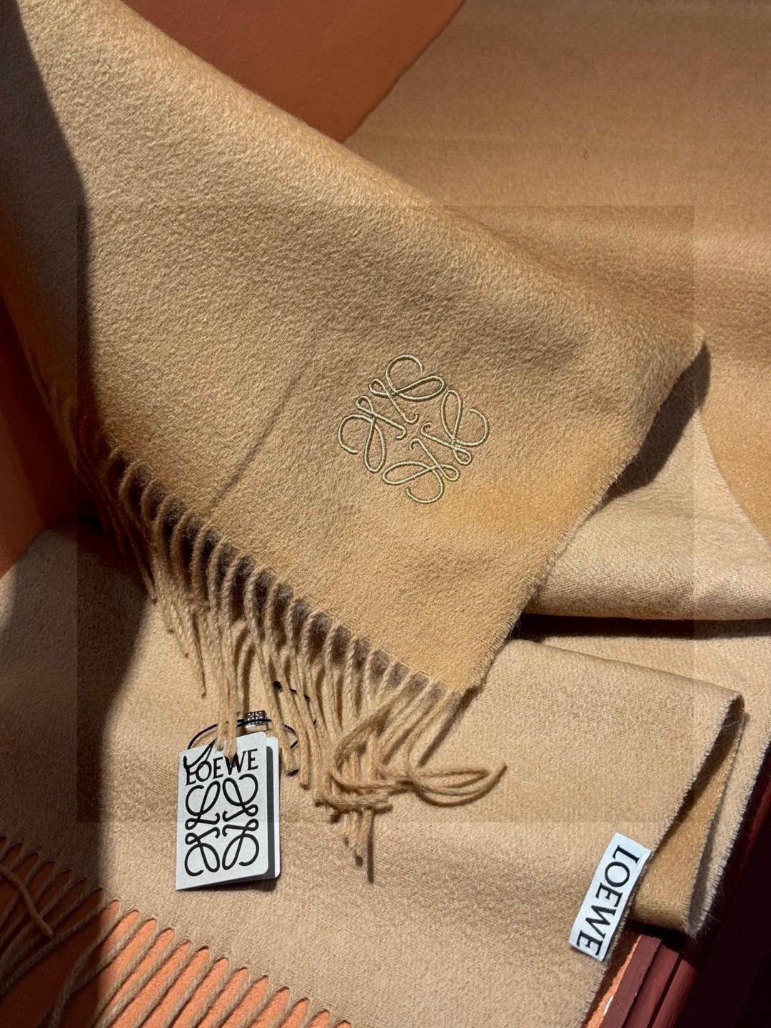 罗意威👍巴黎时装展商务男士女士通用双面羊绒披肩。代工厂臻选上乘的超细羊绒纤维 进行纯手工精梳处理 耗时耗