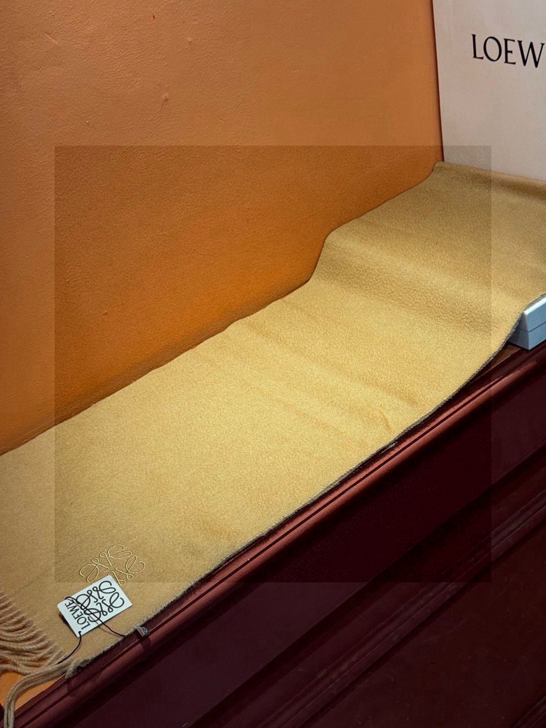 罗意威👍巴黎时装展商务男士女士通用双面羊绒披肩。代工厂臻选上乘的超细羊绒纤维 进行纯手工精梳处理 耗时耗