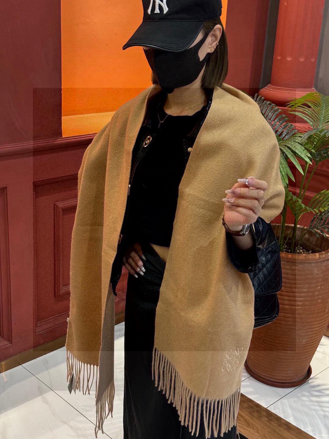 罗意威👍巴黎时装展商务男士女士通用双面羊绒披肩。代工厂臻选上乘的超细羊绒纤维 进行纯手工精梳处理 耗时耗