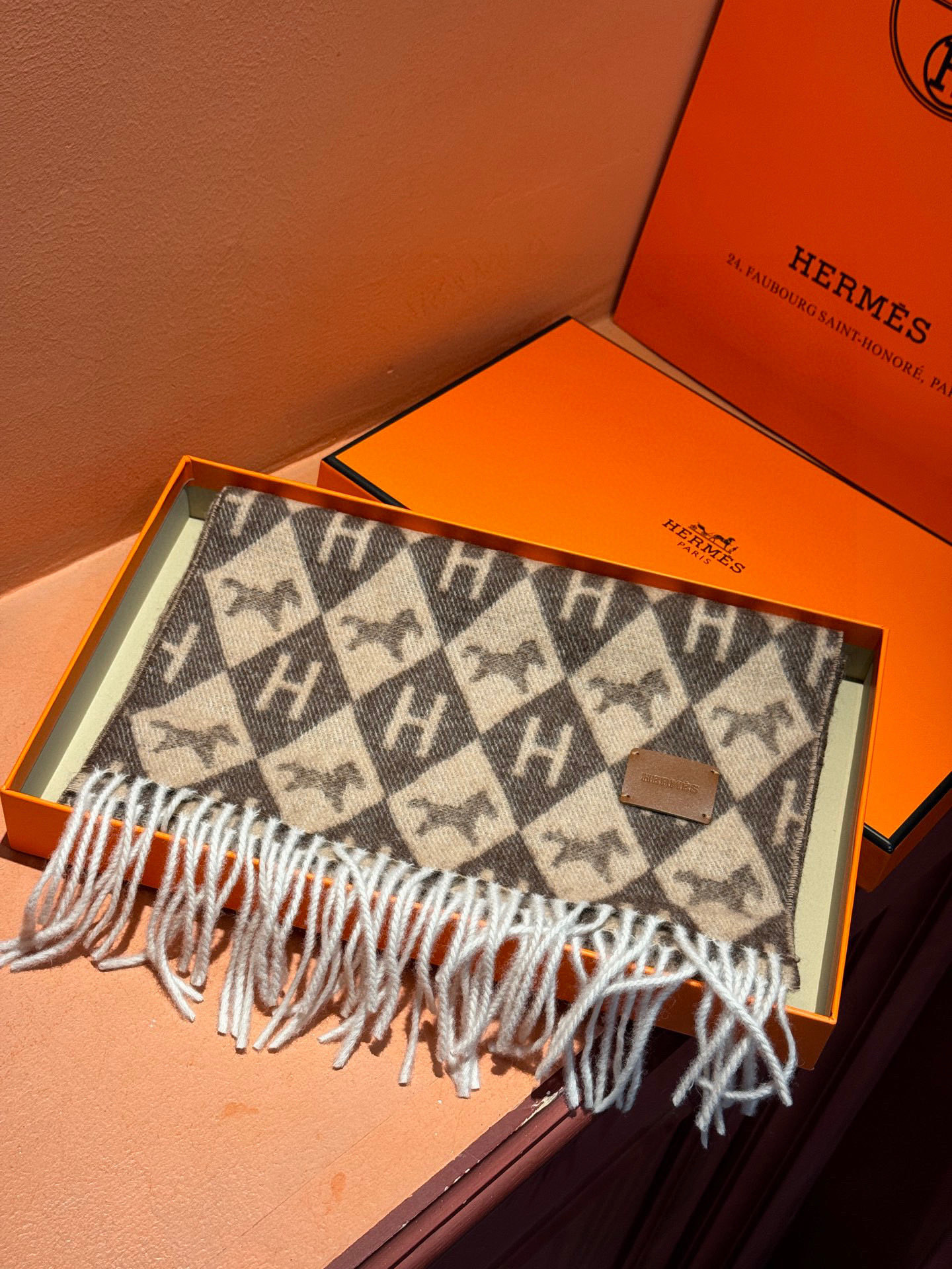 爱马仕👍巴黎时装展商务男士女士羊绒围巾。代工厂臻选上乘的超细羊绒纤维 进行纯手工精梳处理 耗时耗力 再以