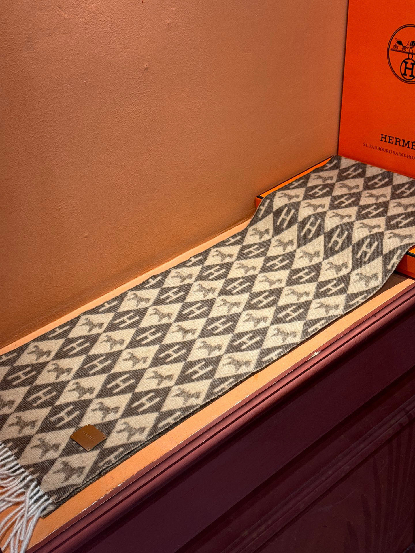 爱马仕👍巴黎时装展商务男士女士羊绒围巾。代工厂臻选上乘的超细羊绒纤维 进行纯手工精梳处理 耗时耗力 再以