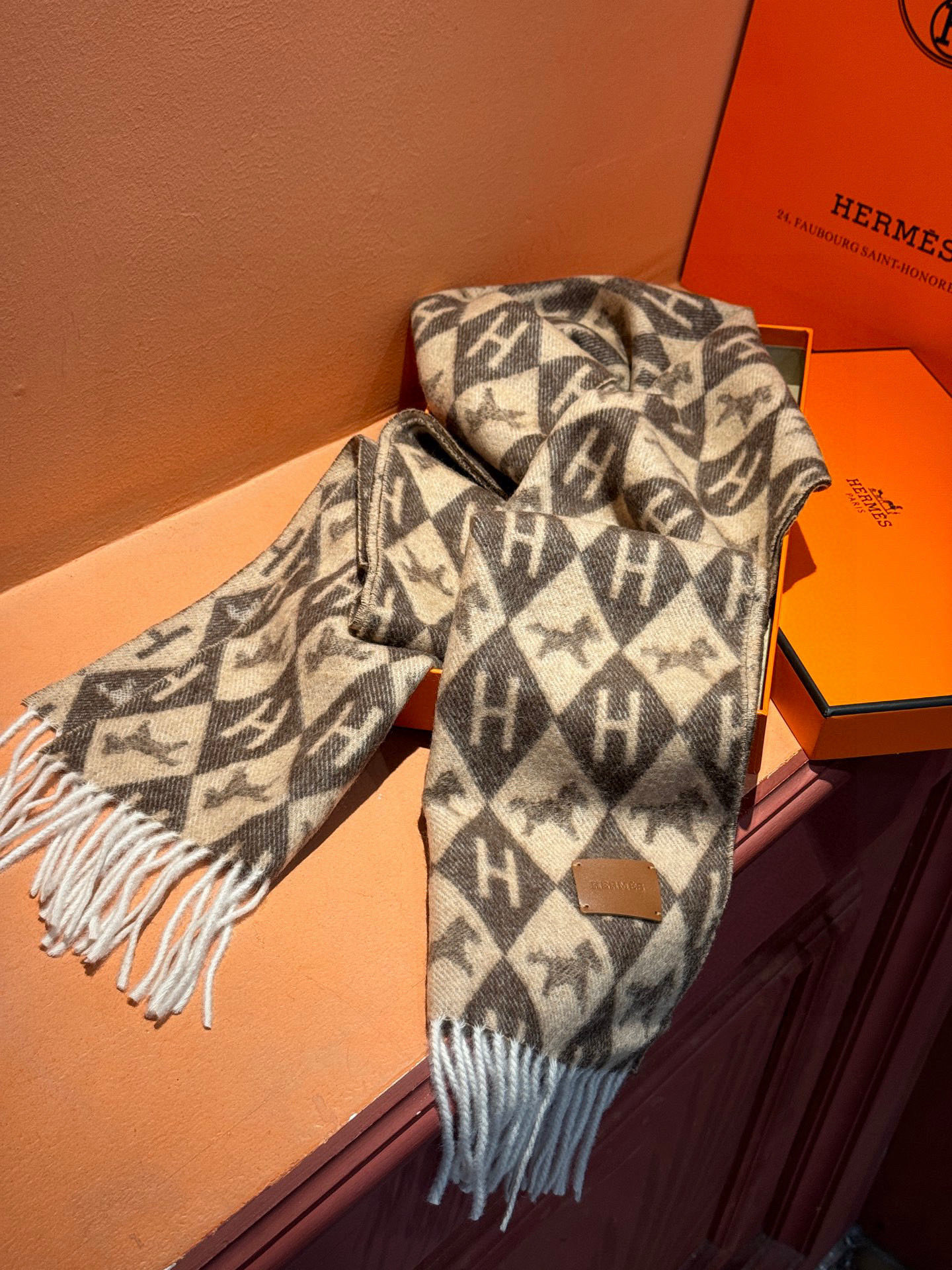 爱马仕👍巴黎时装展商务男士女士羊绒围巾。代工厂臻选上乘的超细羊绒纤维 进行纯手工精梳处理 耗时耗力 再以