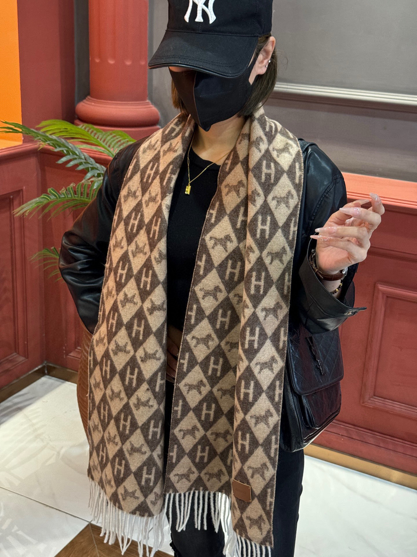 爱马仕👍巴黎时装展商务男士女士羊绒围巾。代工厂臻选上乘的超细羊绒纤维 进行纯手工精梳处理 耗时耗力 再以