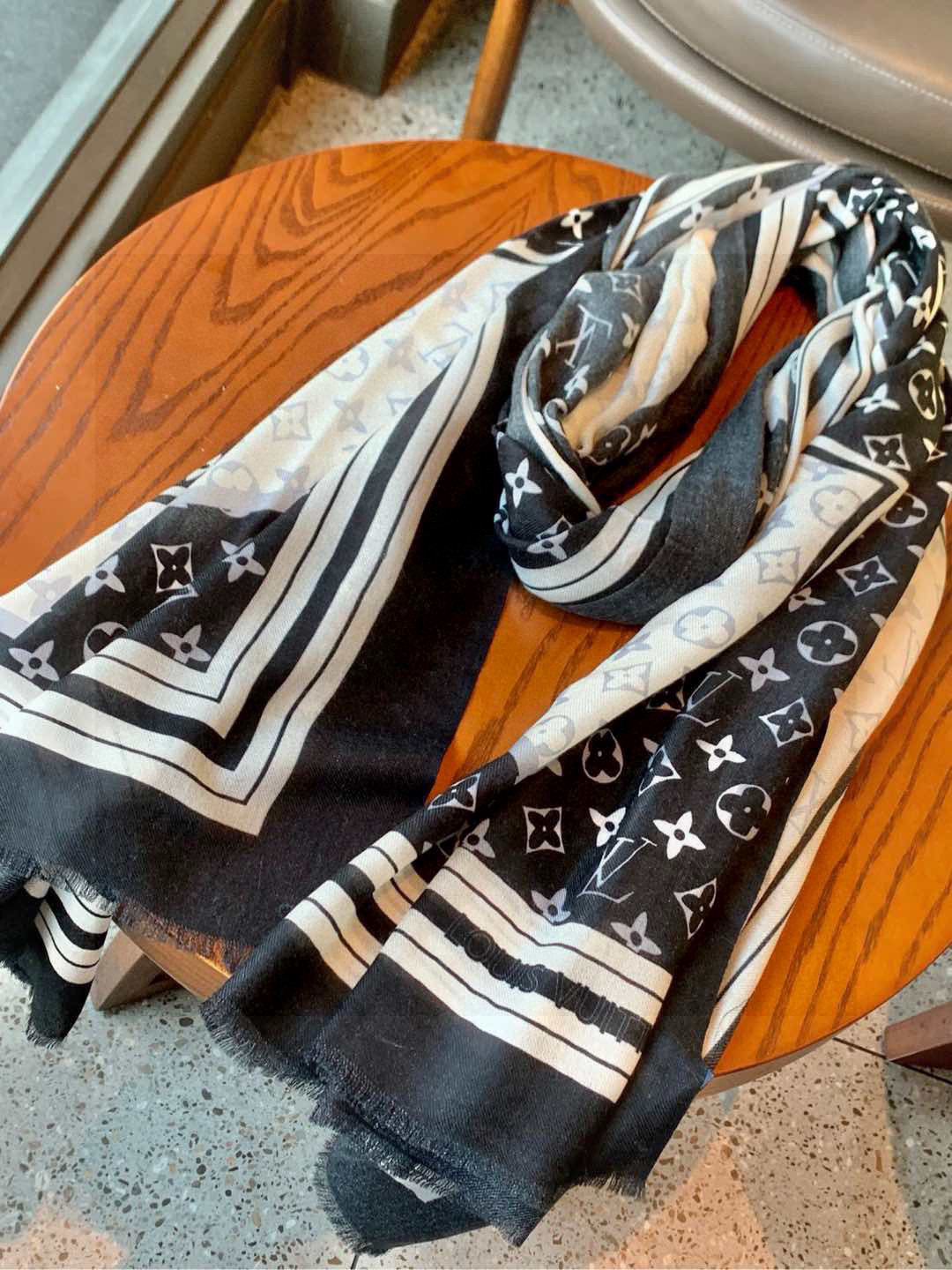 又时髦又百搭！LV新款老花长巾】提升气质和品味的好单品！！四季必备！！真的无敌实用！！Lv难得的羊绒长巾