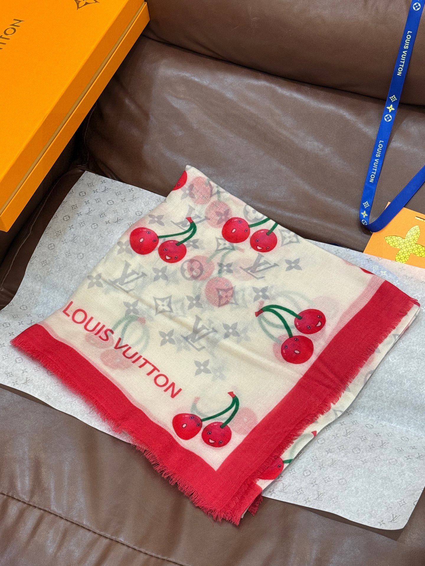 上新💕 。新款樱桃LV羊绒方巾 LV x TM Monogram Cerise 出自路易威登 x 村上隆