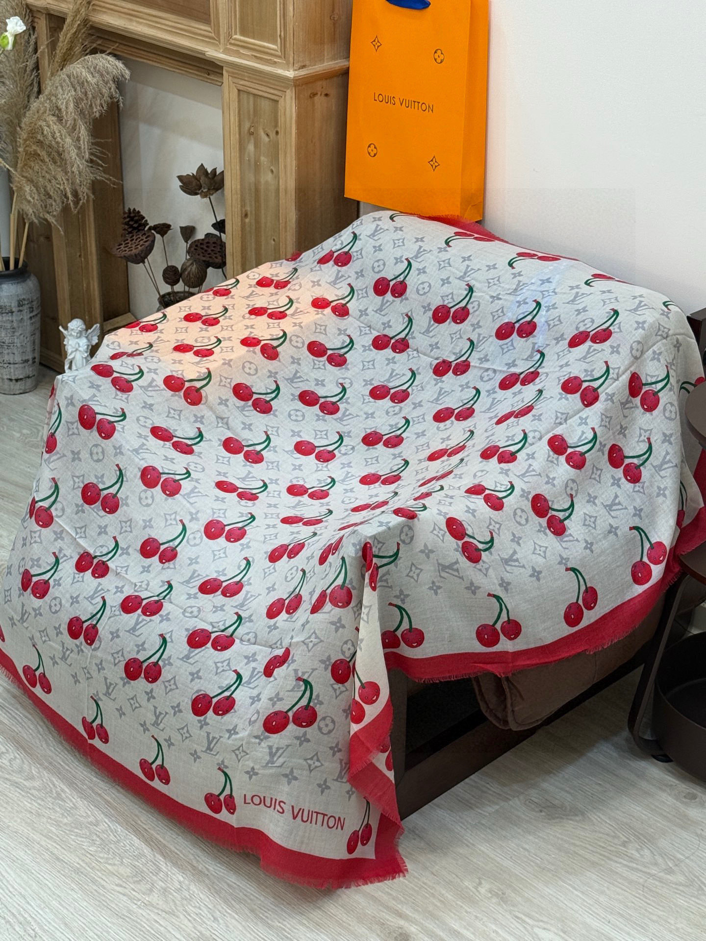 上新💕 。新款樱桃LV羊绒方巾 LV x TM Monogram Cerise 出自路易威登 x 村上隆