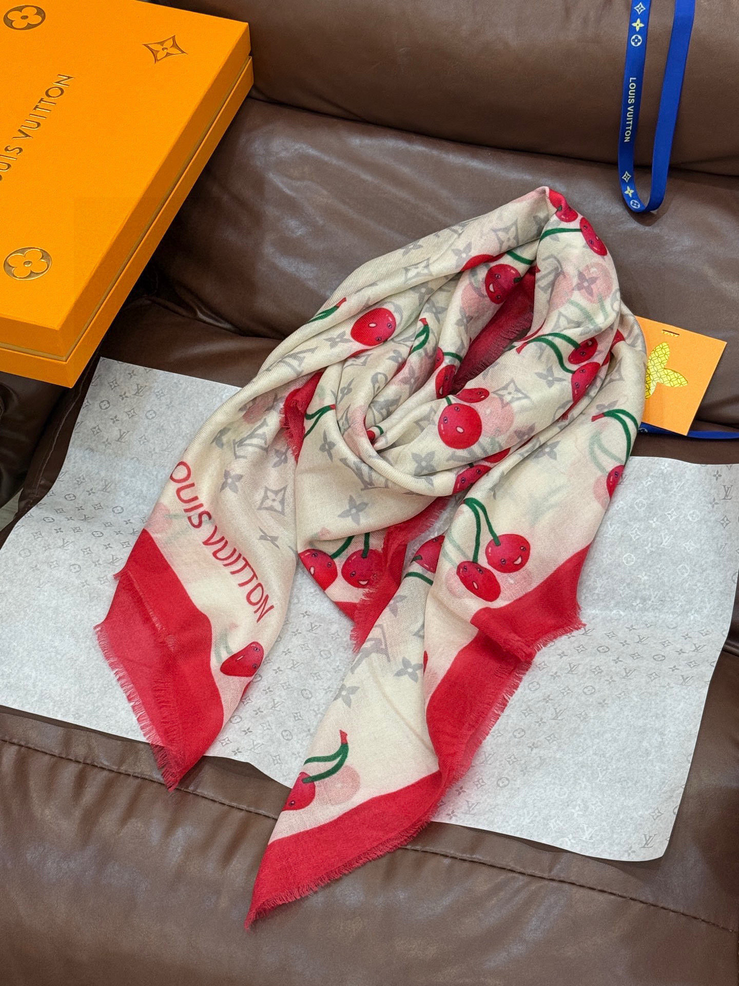 上新💕 。新款樱桃LV羊绒方巾 LV x TM Monogram Cerise 出自路易威登 x 村上隆