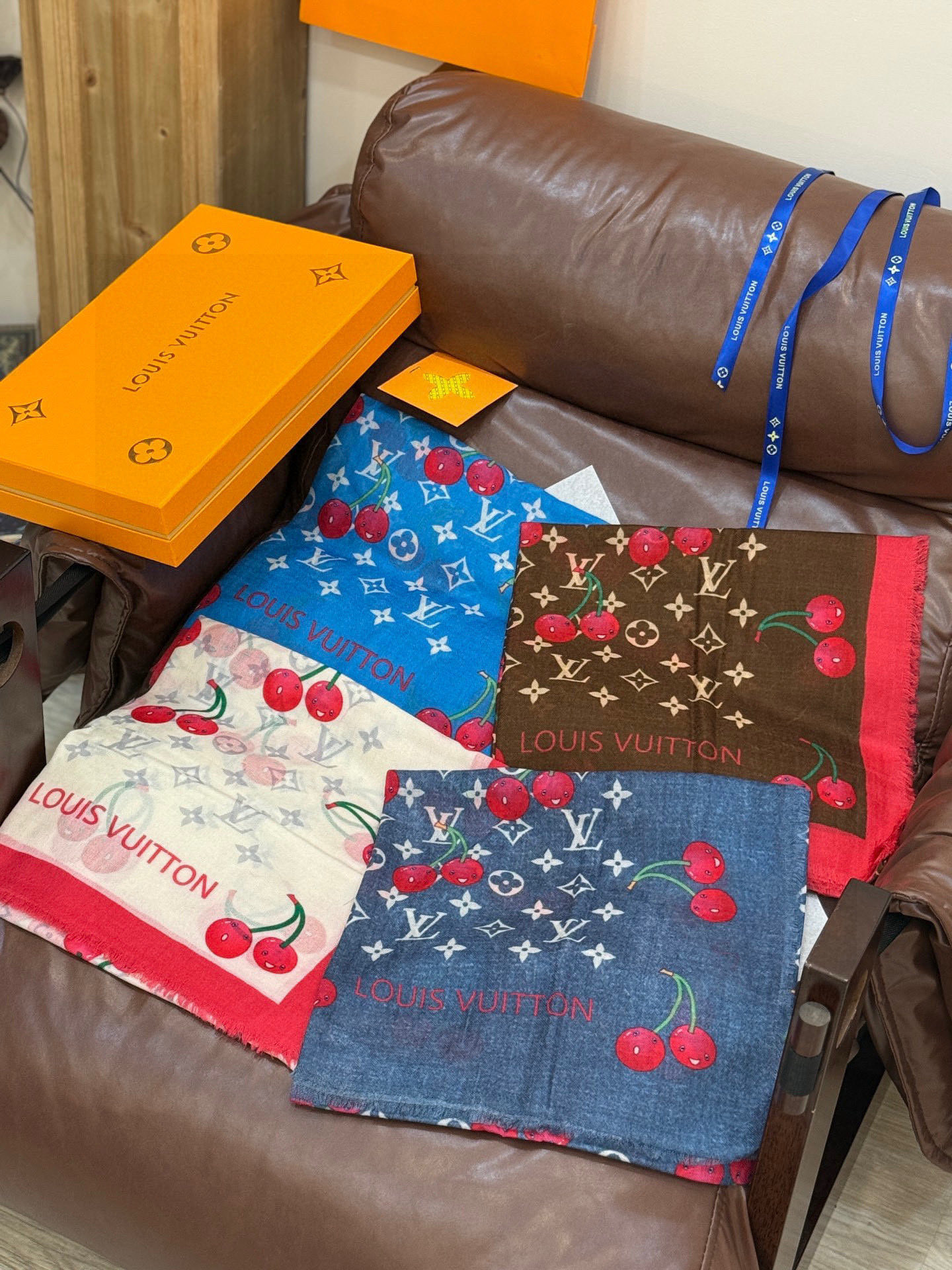 上新💕 。新款樱桃LV羊绒方巾 LV x TM Monogram Cerise 出自路易威登 x 村上隆