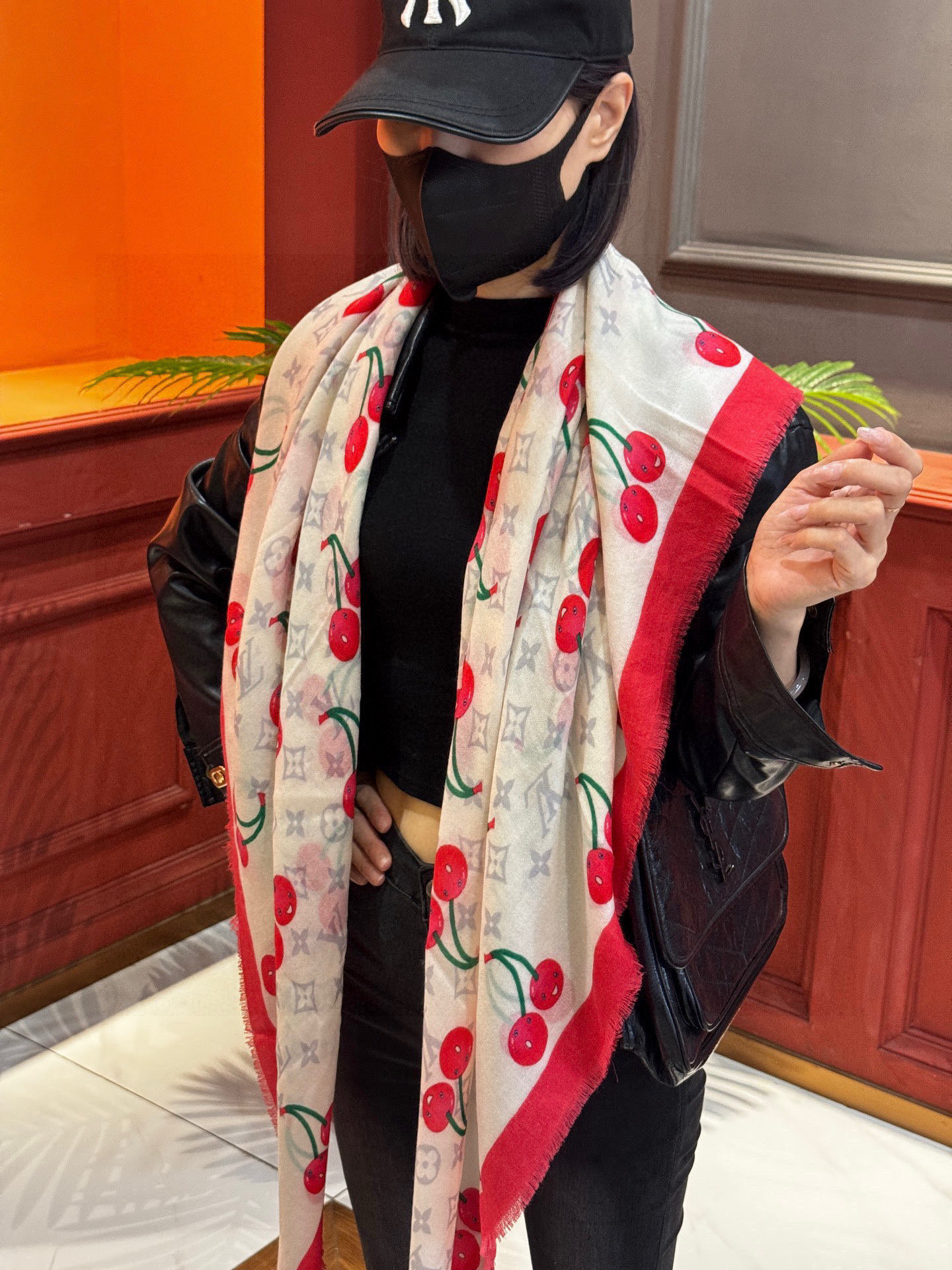 上新💕 。新款樱桃LV羊绒方巾 LV x TM Monogram Cerise 出自路易威登 x 村上隆