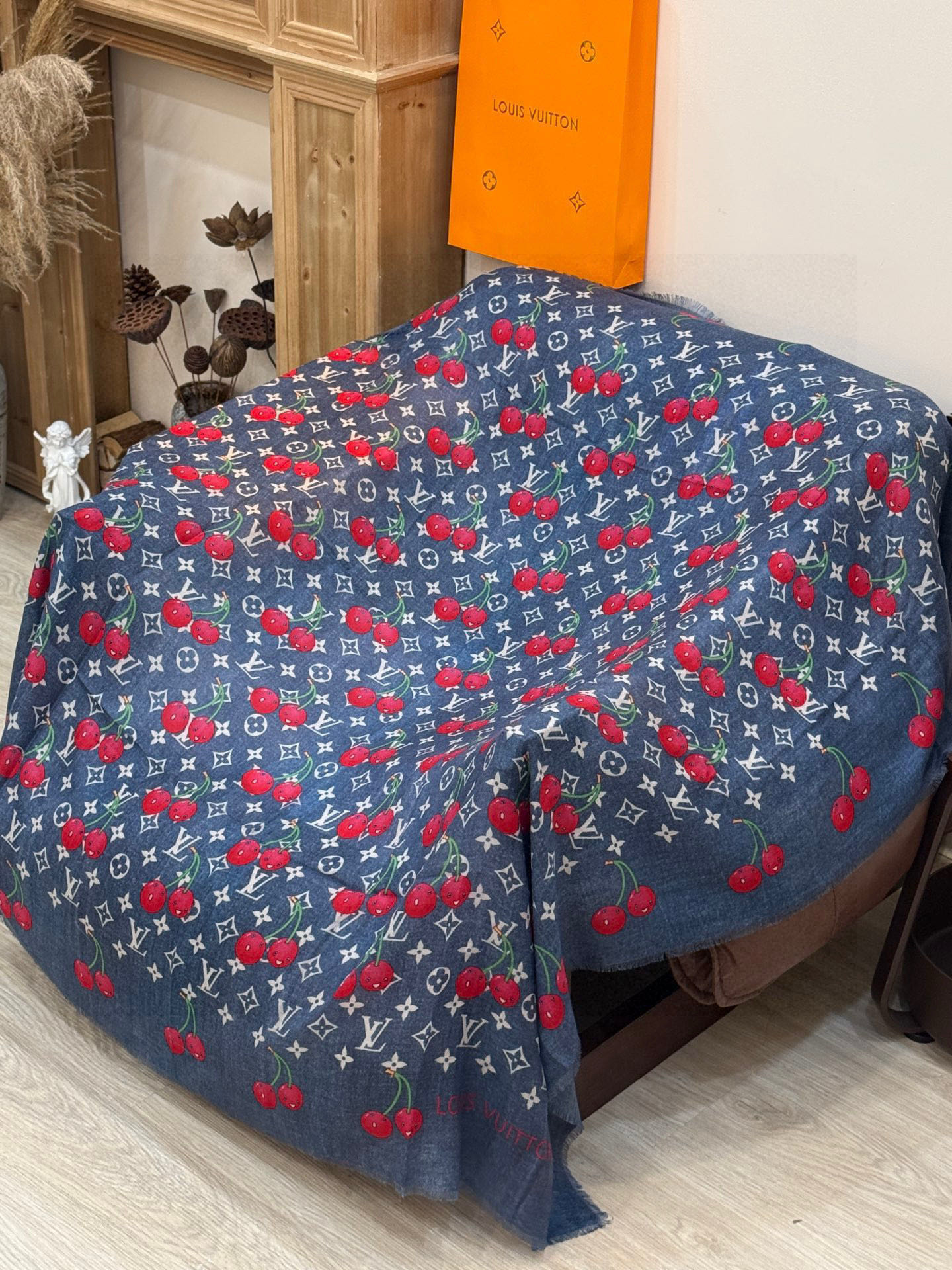 上新💕 。新款樱桃LV羊绒方巾 LV x TM Monogram Cerise 出自路易威登 x 村上隆