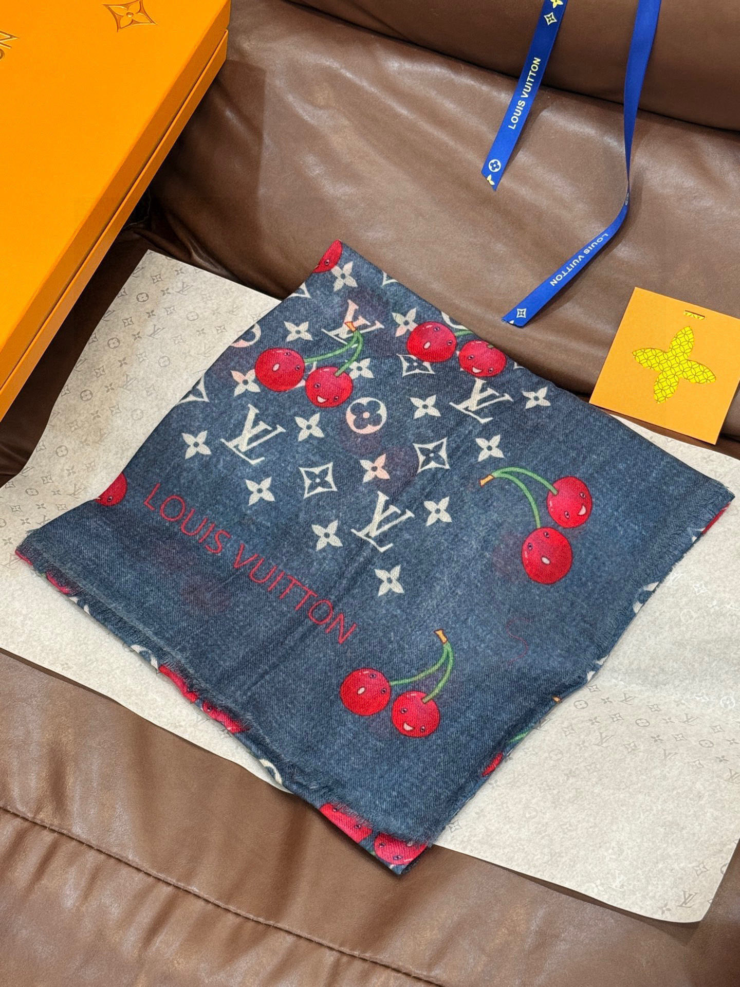 上新💕 。新款樱桃LV羊绒方巾 LV x TM Monogram Cerise 出自路易威登 x 村上隆