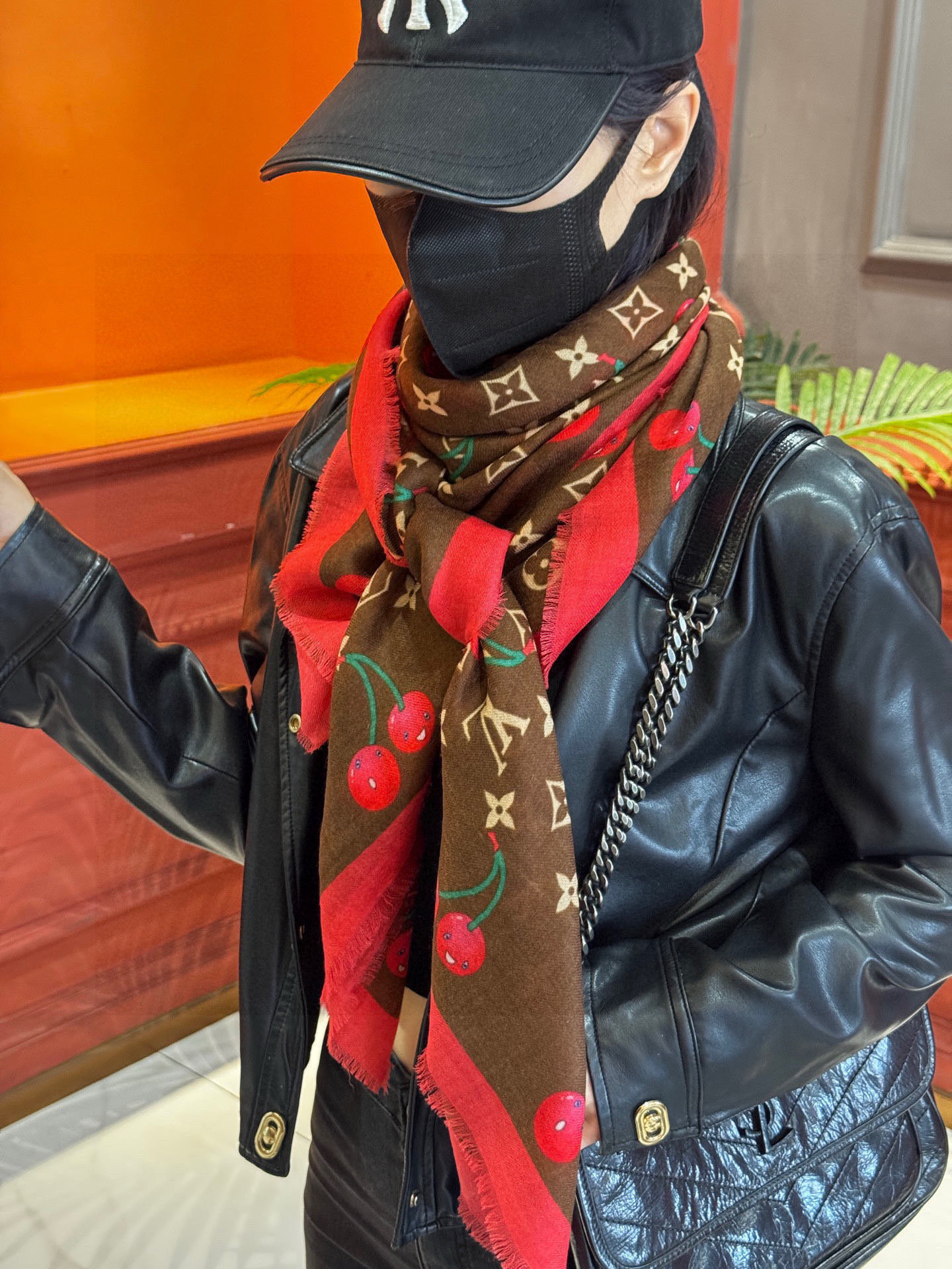 上新💕 。新款樱桃LV羊绒方巾 LV x TM Monogram Cerise 出自路易威登 x 村上隆