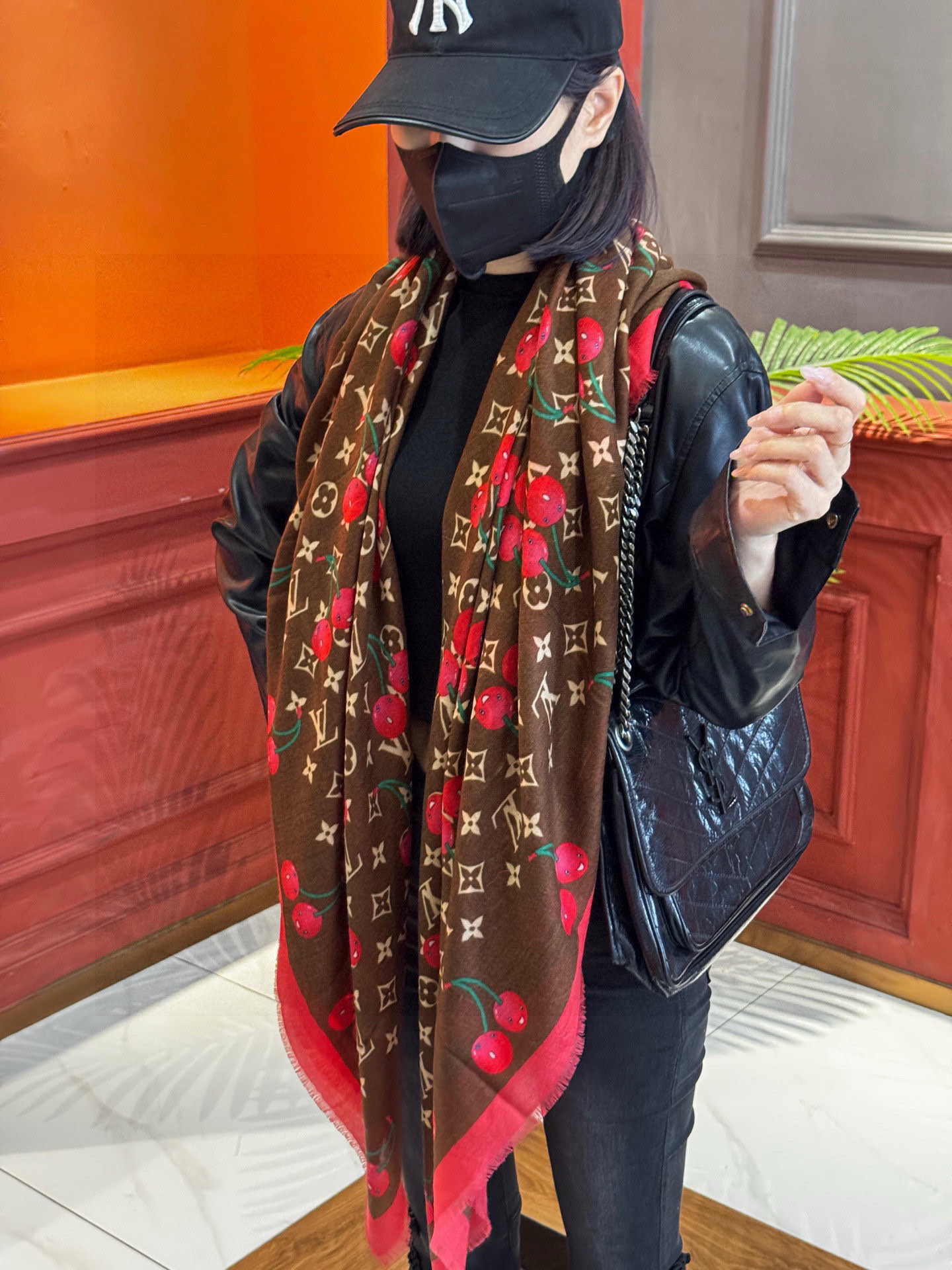 上新💕 。新款樱桃LV羊绒方巾 LV x TM Monogram Cerise 出自路易威登 x 村上隆