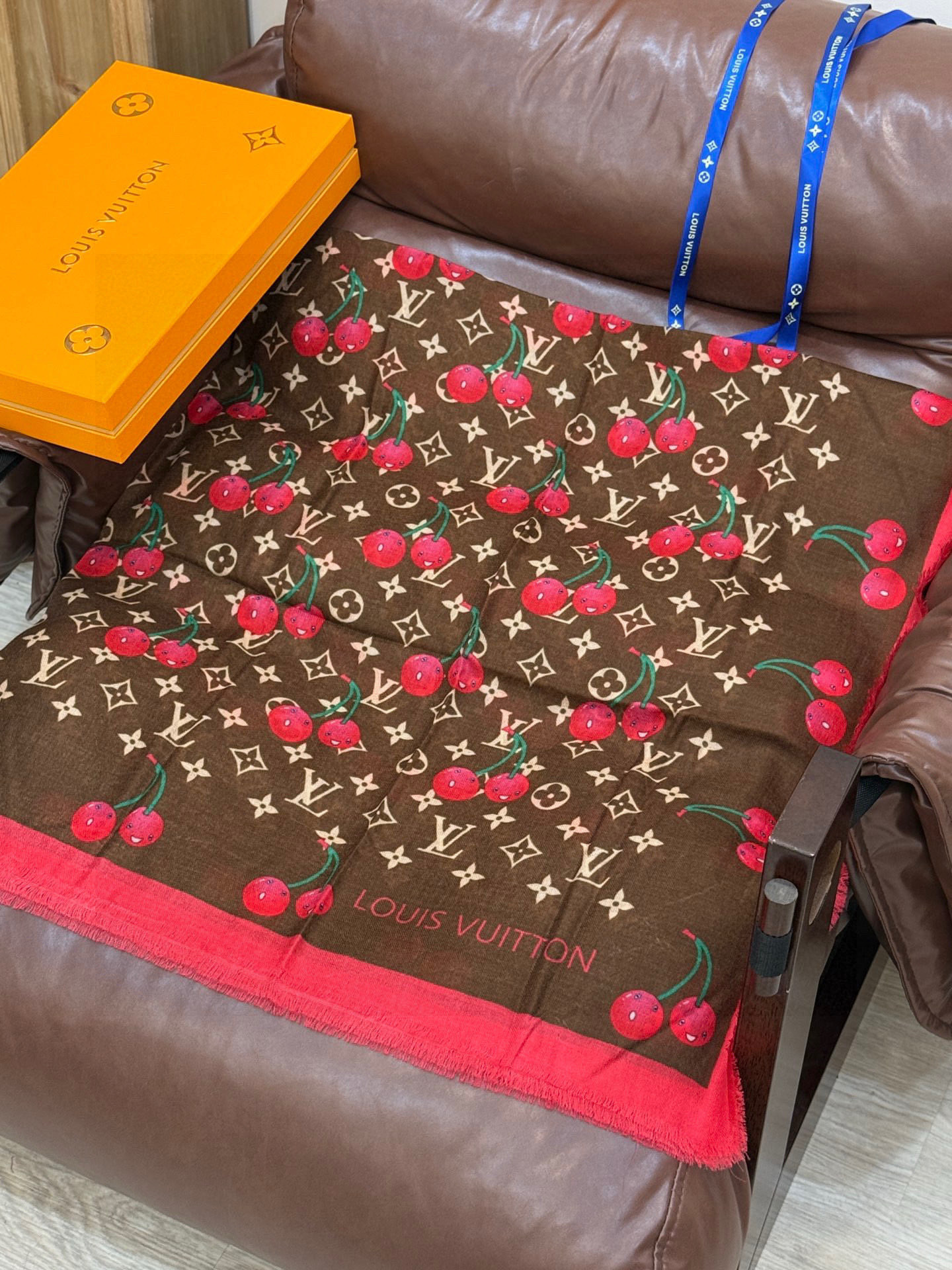 上新💕 。新款樱桃LV羊绒方巾 LV x TM Monogram Cerise 出自路易威登 x 村上隆