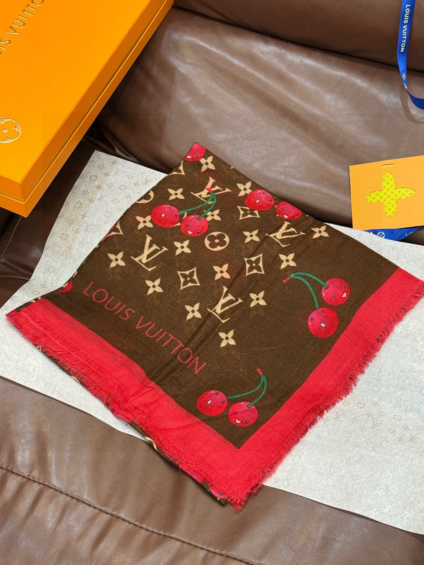 上新💕 。新款樱桃LV羊绒方巾 LV x TM Monogram Cerise 出自路易威登 x 村上隆