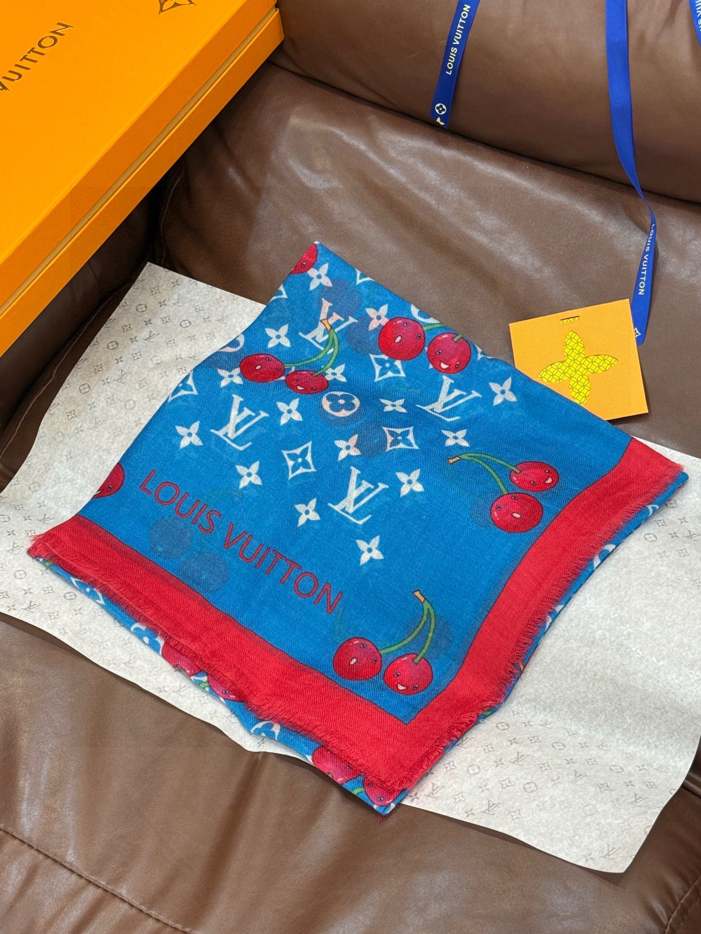上新💕 。新款樱桃LV羊绒方巾 LV x TM Monogram Cerise 出自路易威登 x 村上隆