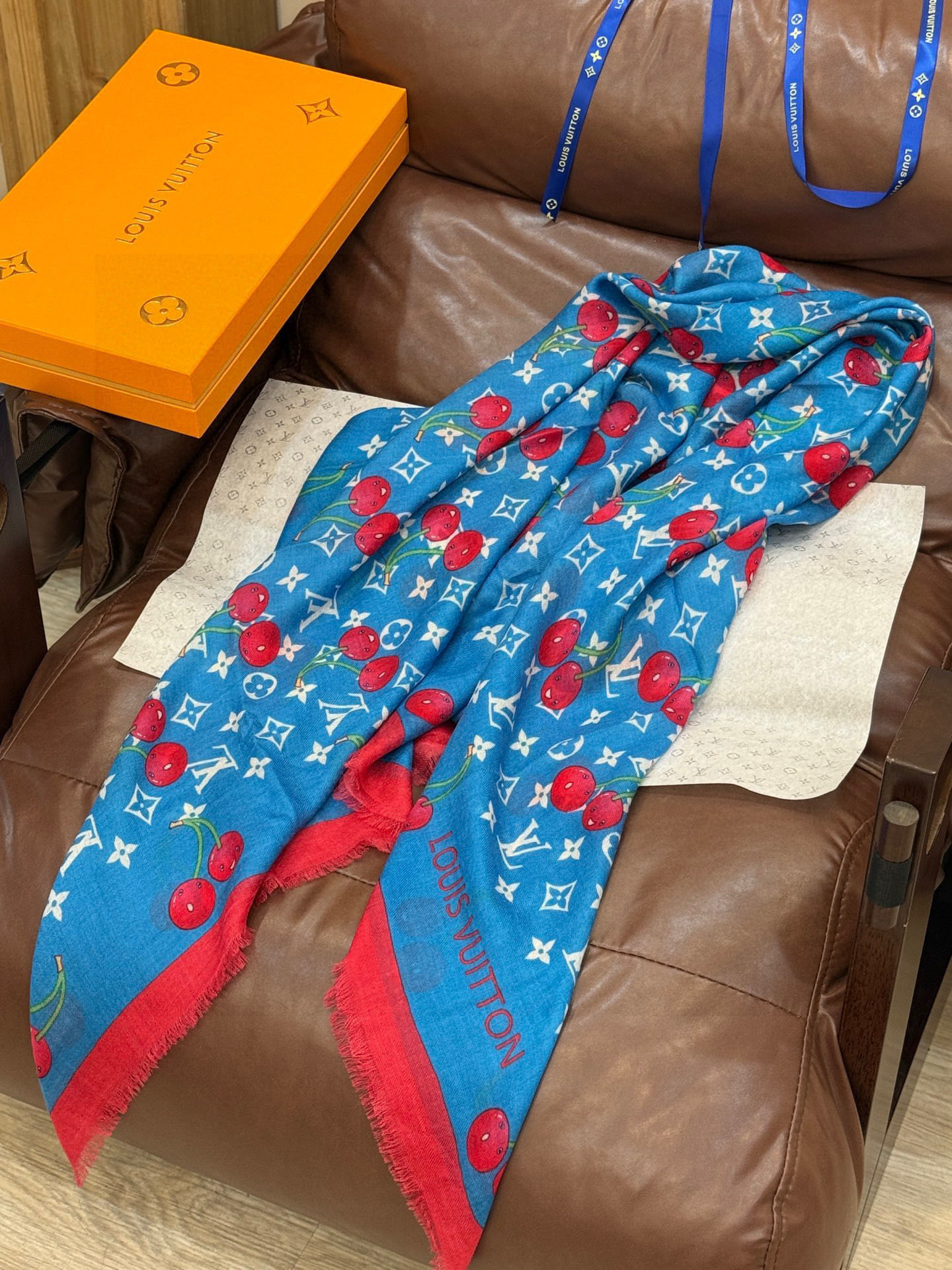 上新💕 。新款樱桃LV羊绒方巾 LV x TM Monogram Cerise 出自路易威登 x 村上隆
