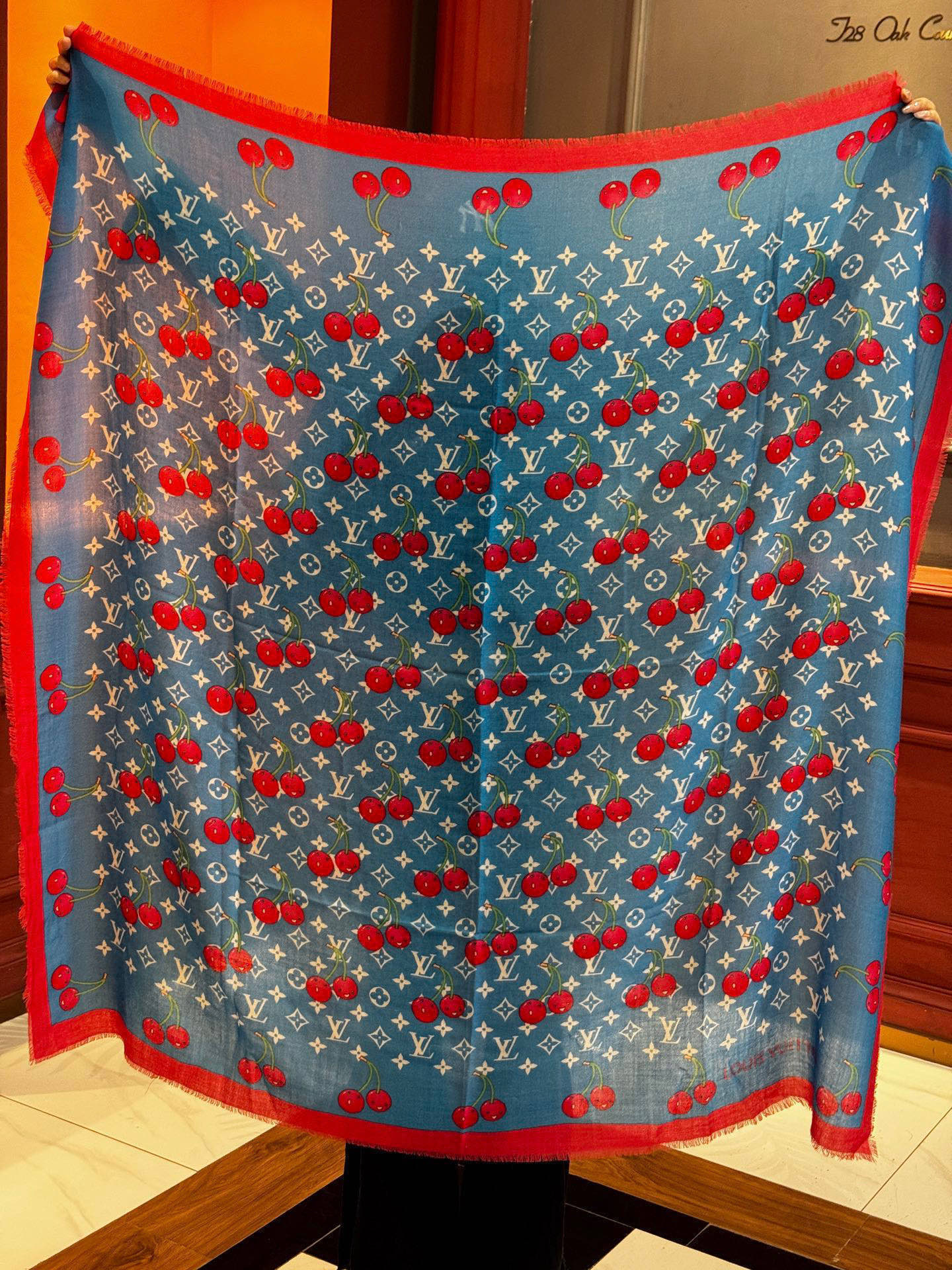 上新💕 。新款樱桃LV羊绒方巾 LV x TM Monogram Cerise 出自路易威登 x 村上隆