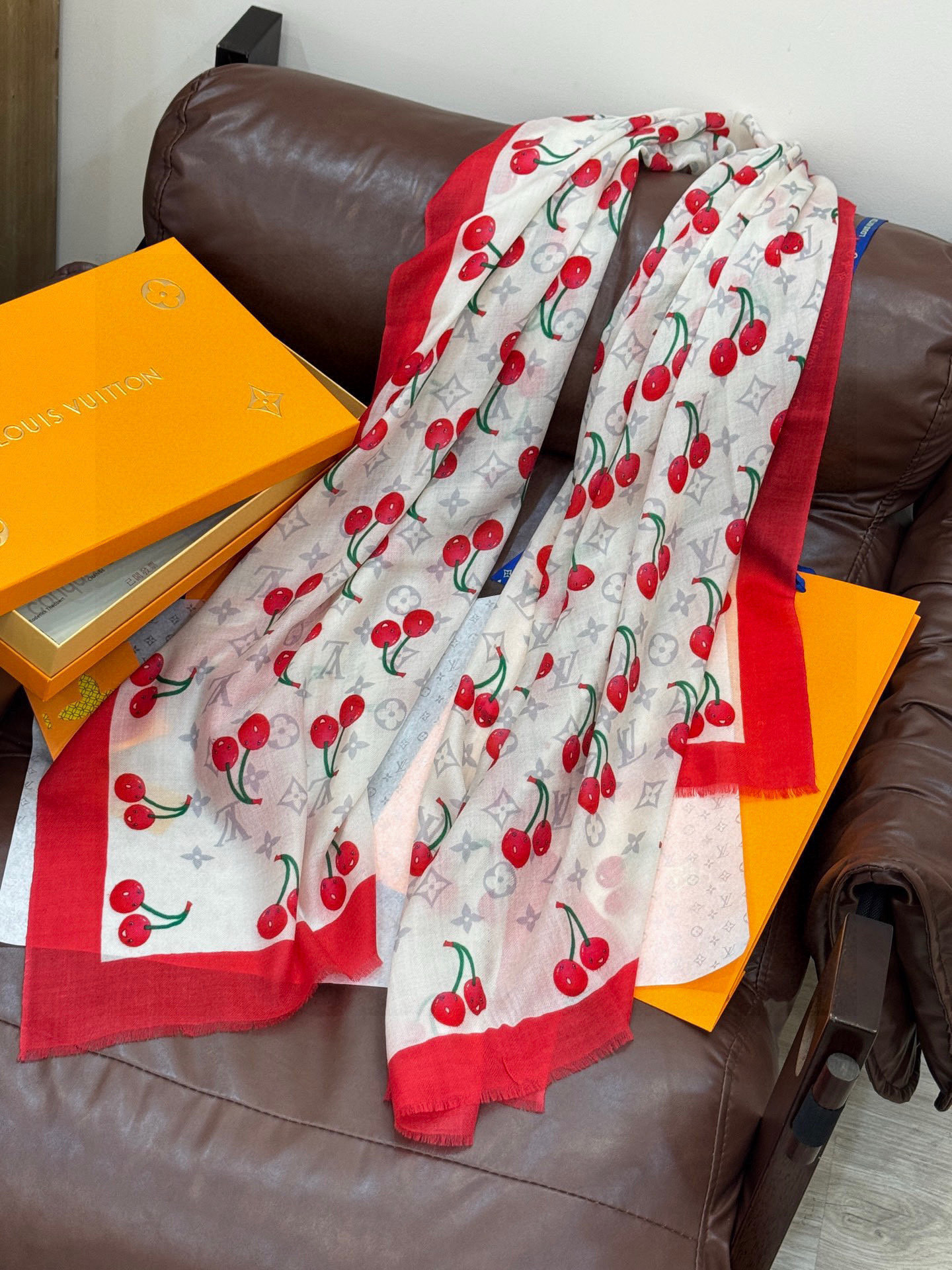 上新💕 。新款樱桃LV羊绒方巾 LV x TM Monogram Cerise 出自路易威登 x 村上隆