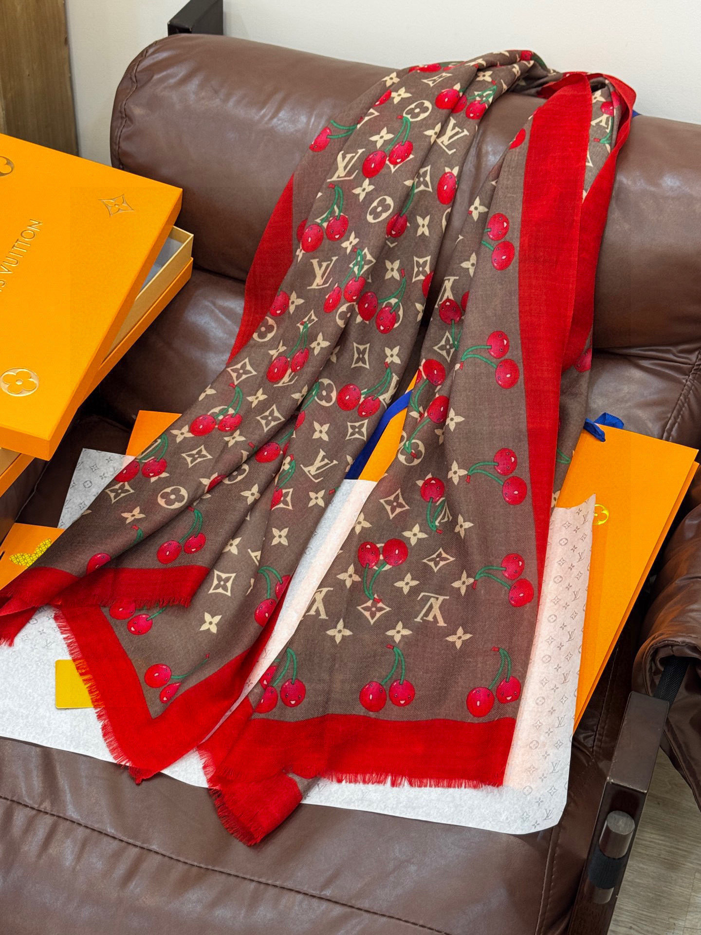 上新💕 。新款樱桃LV羊绒方巾 LV x TM Monogram Cerise 出自路易威登 x 村上隆