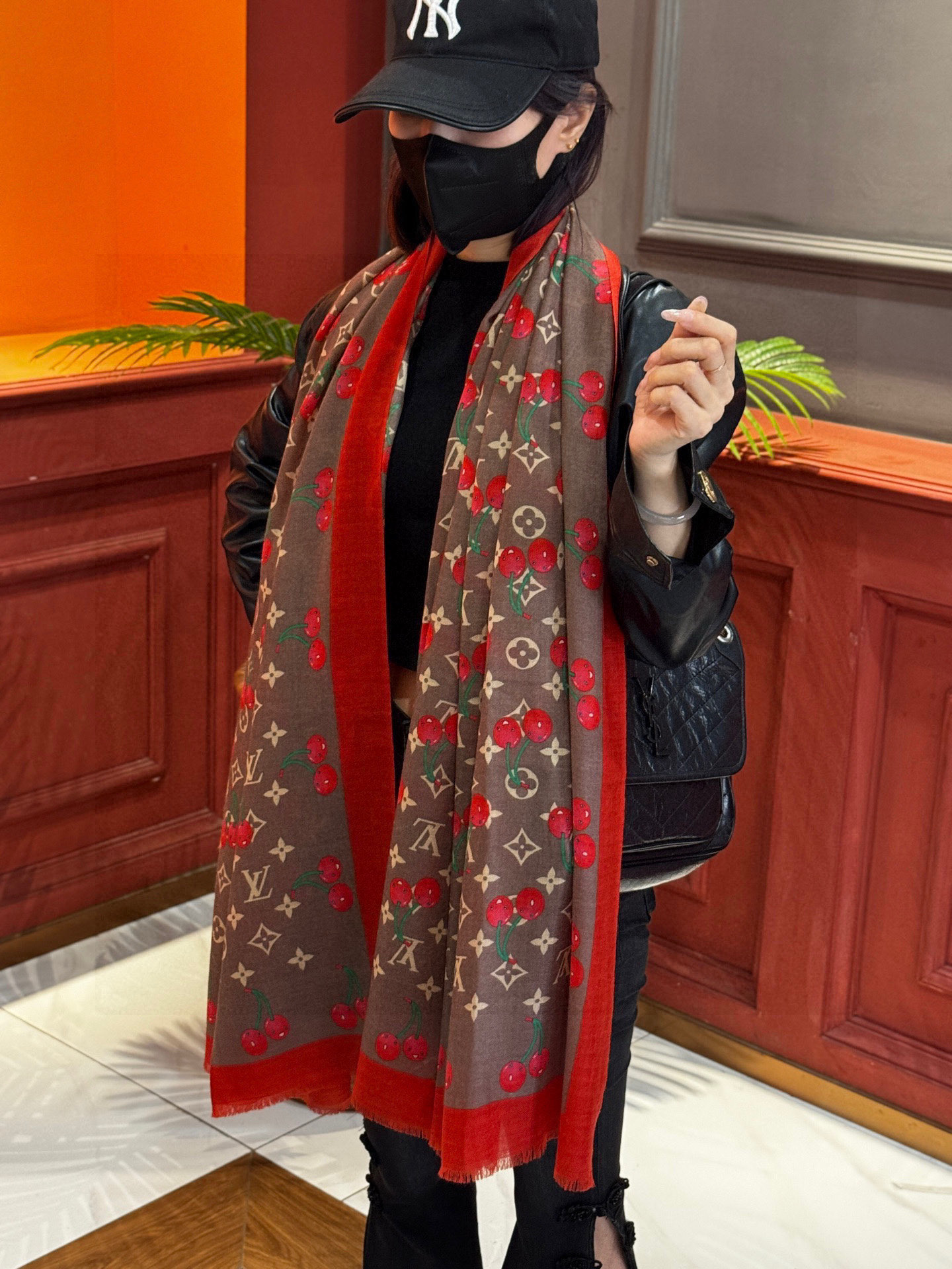 上新💕 。新款樱桃LV羊绒方巾 LV x TM Monogram Cerise 出自路易威登 x 村上隆