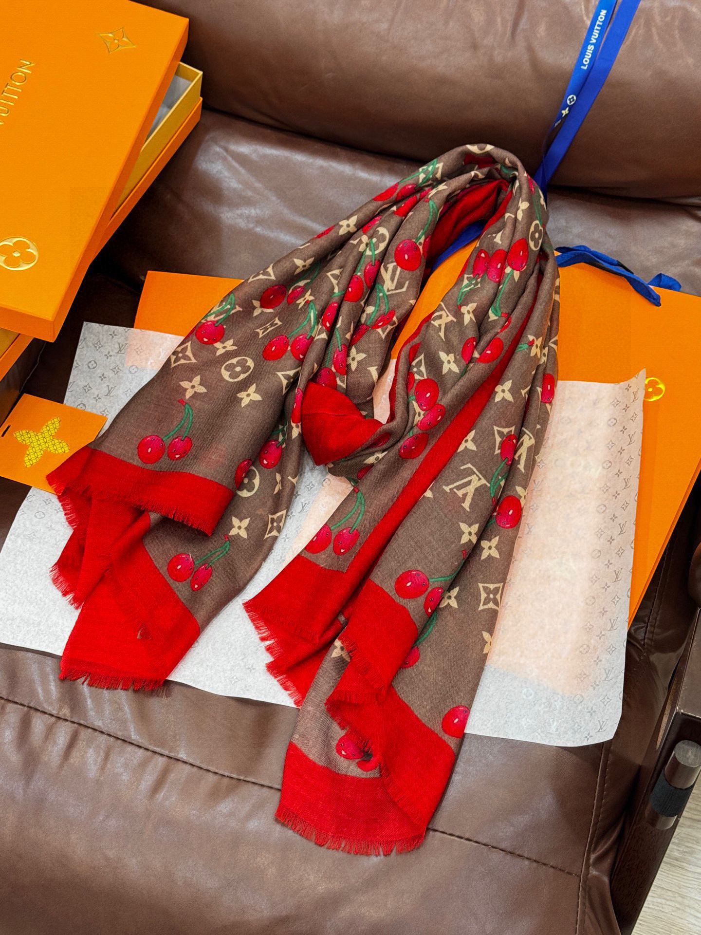 上新💕 。新款樱桃LV羊绒方巾 LV x TM Monogram Cerise 出自路易威登 x 村上隆