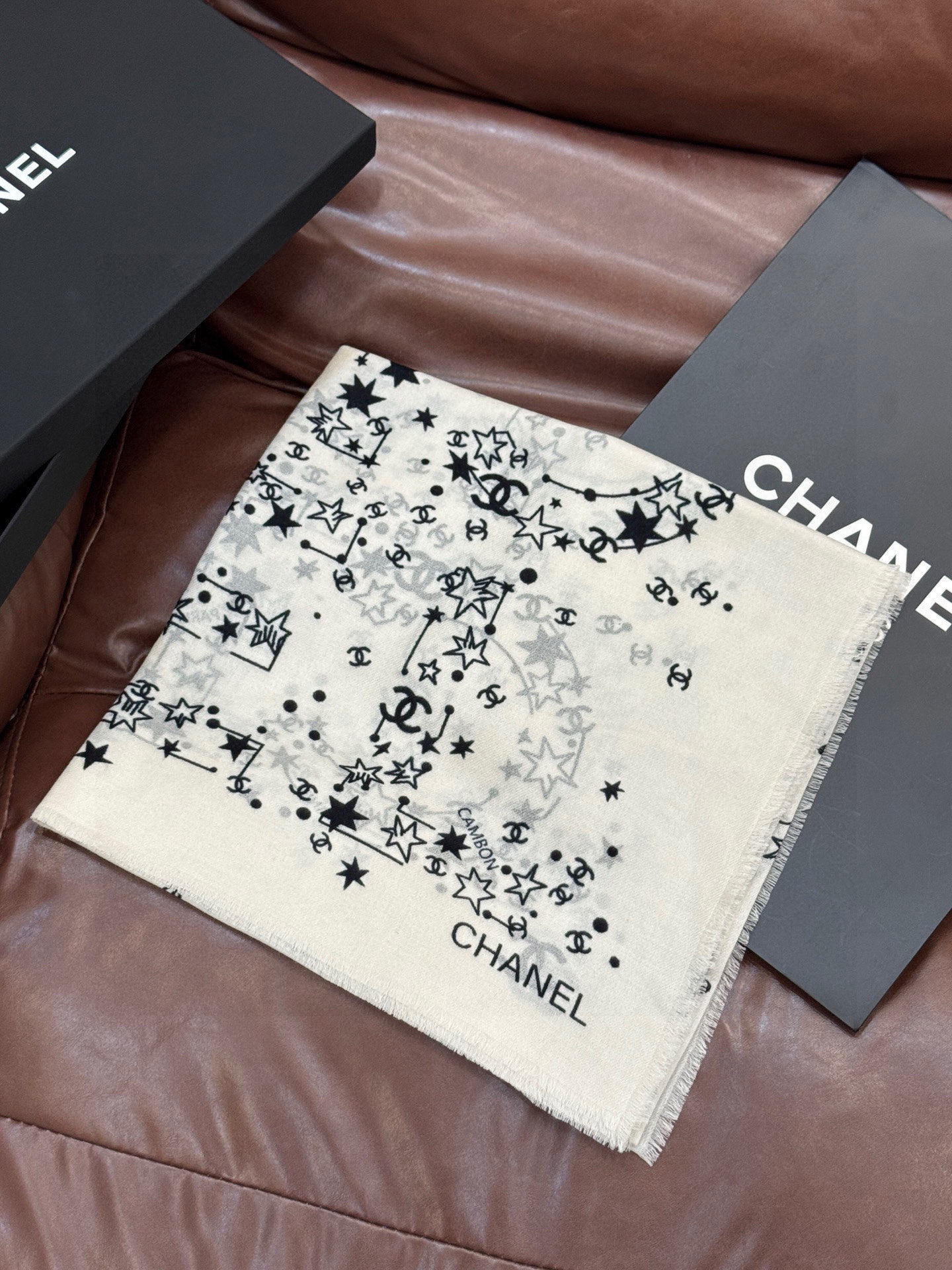 𝑪𝒉𝒂𝒏𝒆𝒍 • 25𝑪《星星物语》四季披肩黑色！Size：140x140cm 100%羊绒轻盈柔软，亲