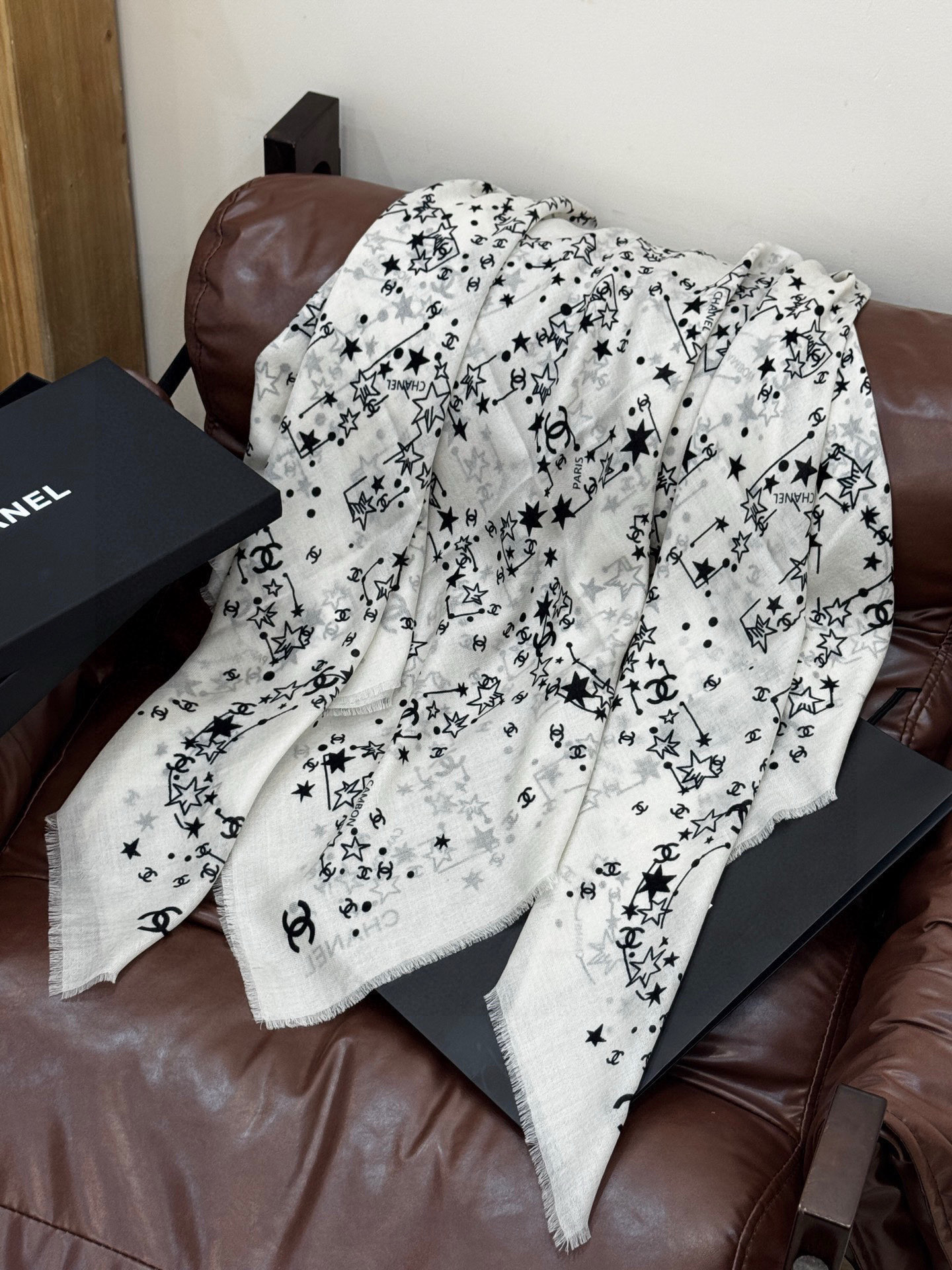 𝑪𝒉𝒂𝒏𝒆𝒍 • 25𝑪《星星物语》四季披肩黑色！Size：140x140cm 100%羊绒轻盈柔软，亲