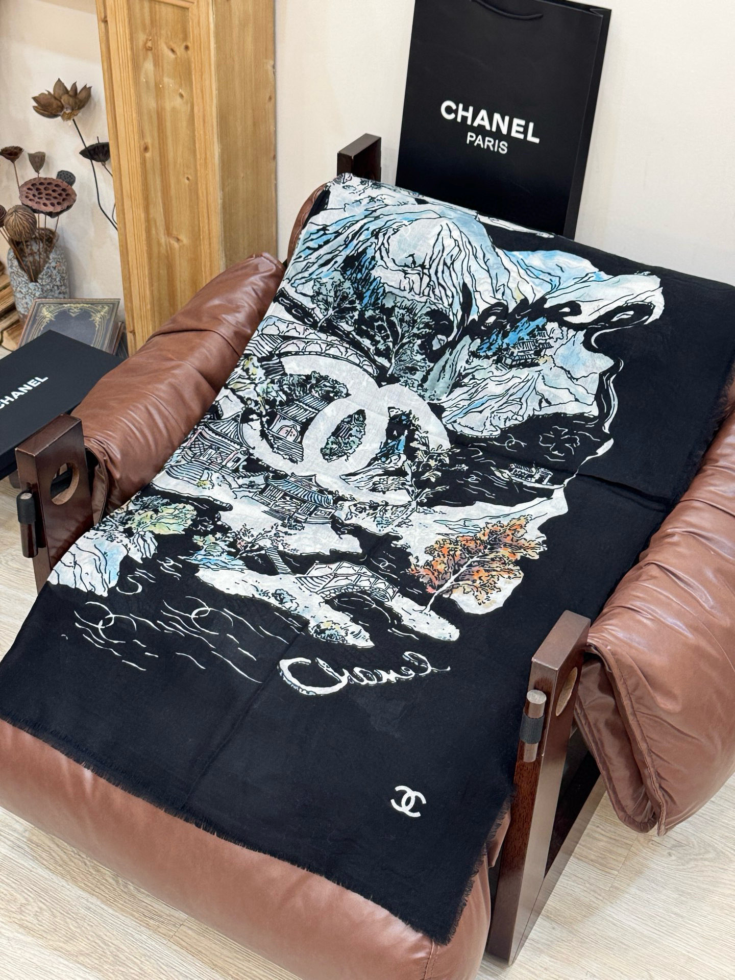 𝑪𝒉𝒂𝒏𝒆𝒍 • 25𝑪四季披肩！Size：140x140cm 100%羊绒轻盈柔软，亲肤舒适，四季皆宜