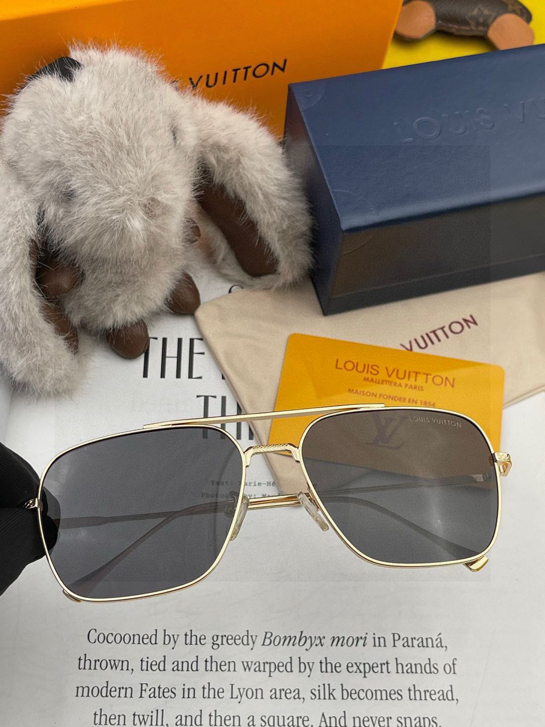 Lv 。 高品质男女款墨镜 👍 进口宝丽来偏光镜片 。蛤蟆镜 开车钓鱼都可 。百搭显瘦墨镜韩版男士飞行员