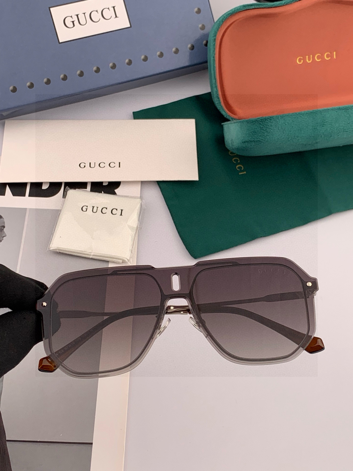 GUCC* 2025 新款男女情侣款太阳iP电镀永不褪色 卖点：超轻超有弹性整幅眼镜片：高清尼龙偏光镜片