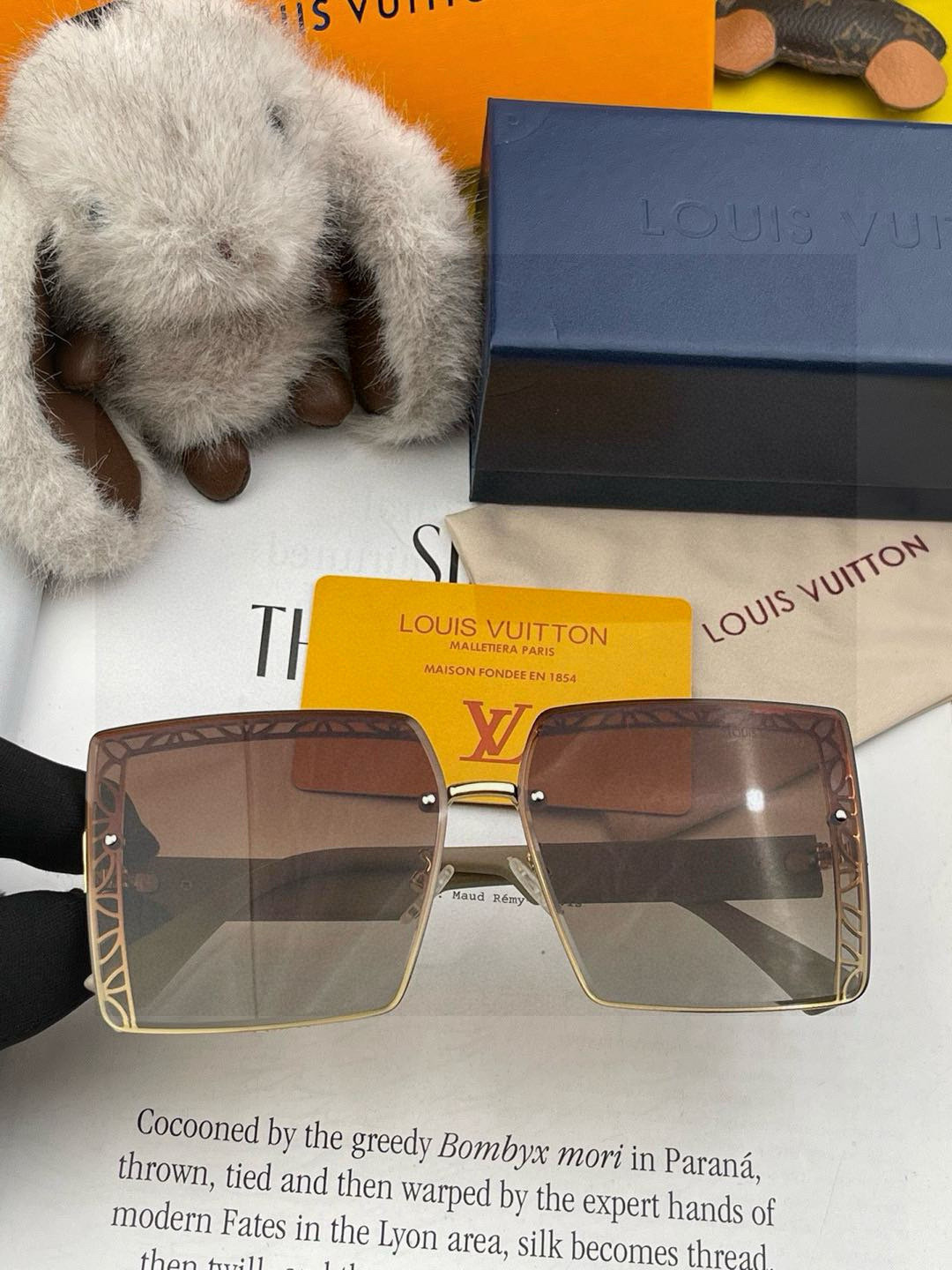 【尼龙系列】lv大框太阳镜墨镜经典的方框设计，不挑脸型，无论搭配大衣还是连衣裙都非常显气质尼龙镜片预防紫