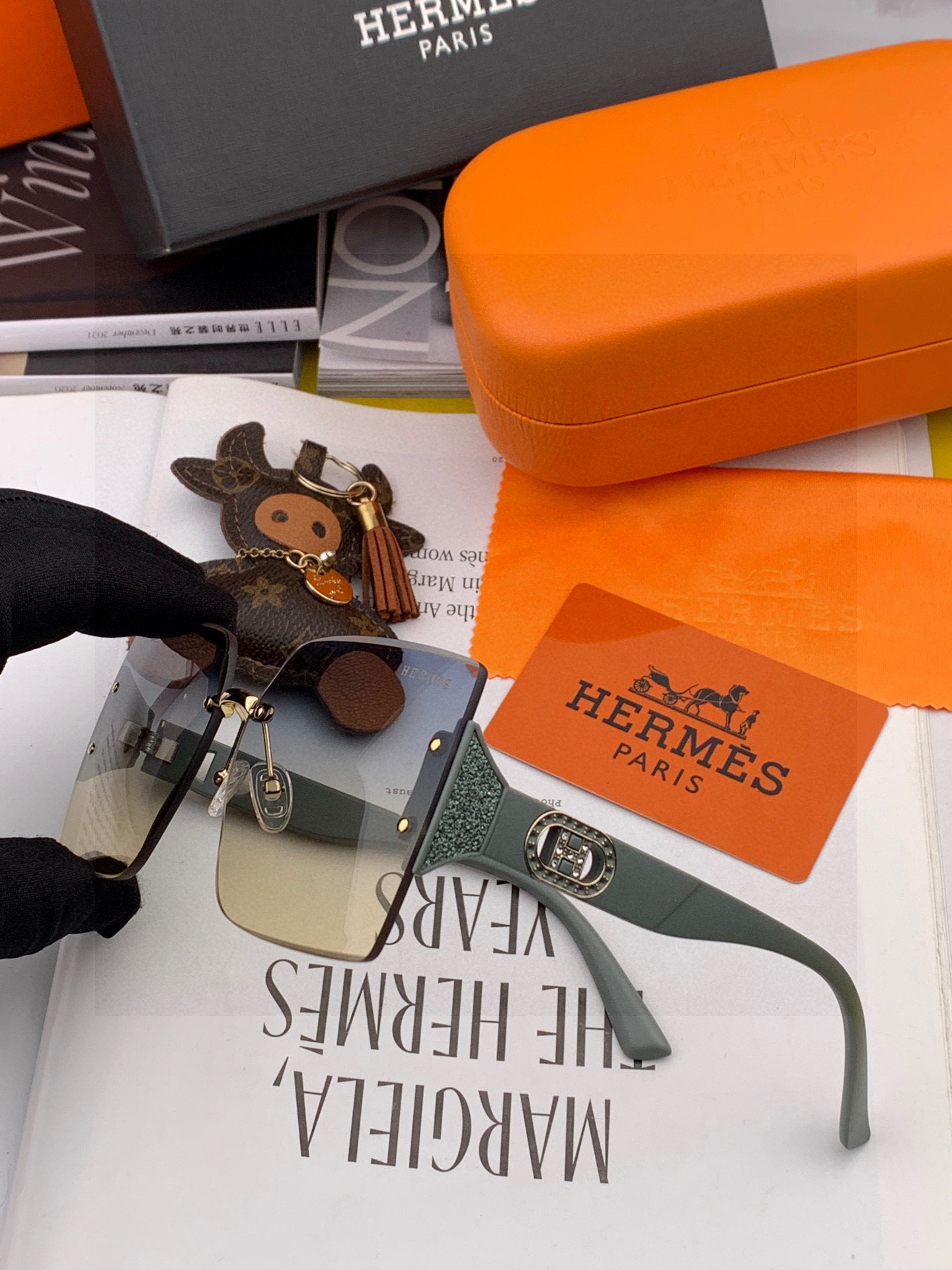 爱马仕 经典的方框设计，不挑脸型，无论搭配大衣还是连衣裙都非常显气质镜片预防紫外线 型号：H9997