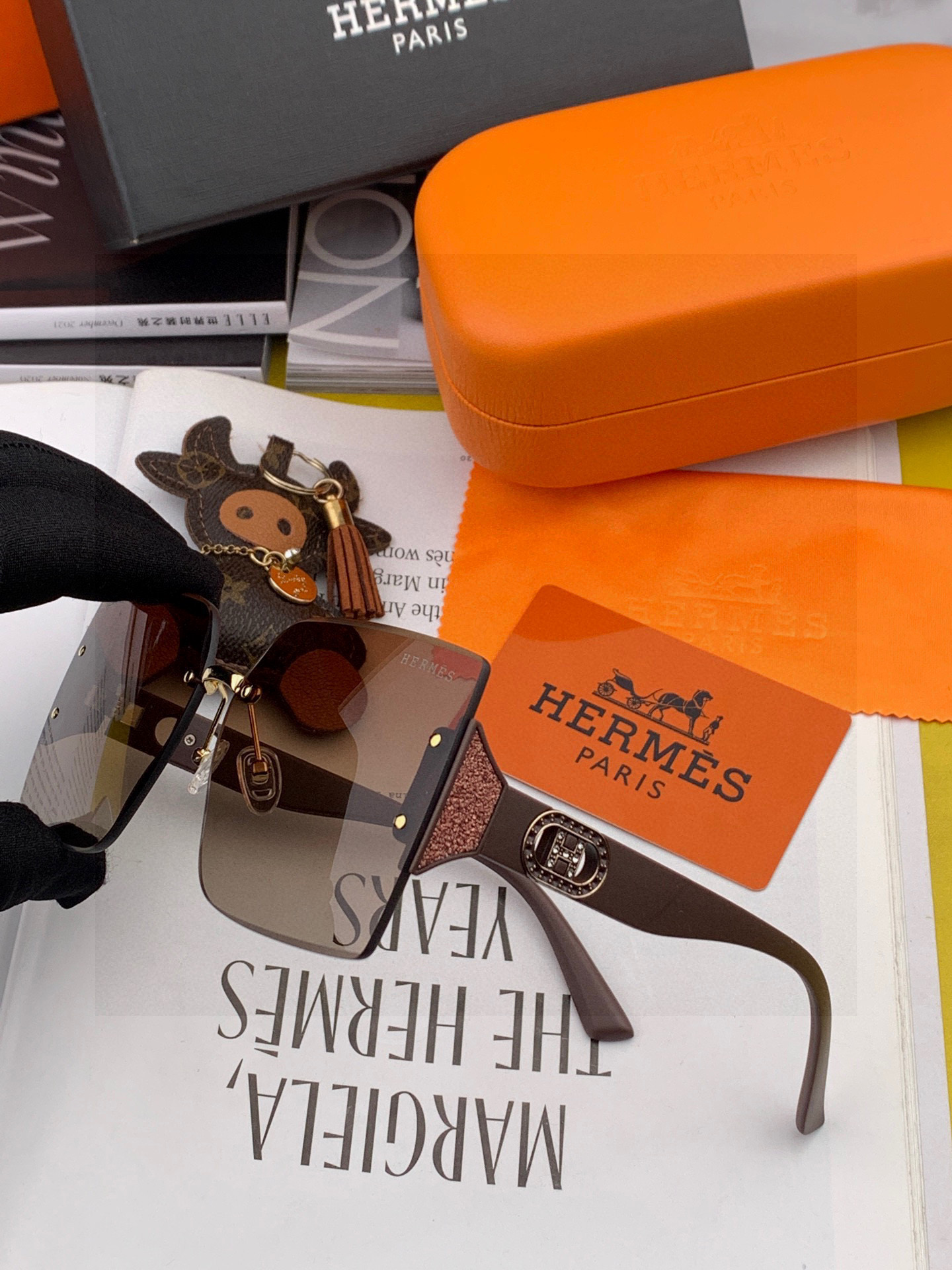 爱马仕 经典的方框设计，不挑脸型，无论搭配大衣还是连衣裙都非常显气质镜片预防紫外线 型号：H9997