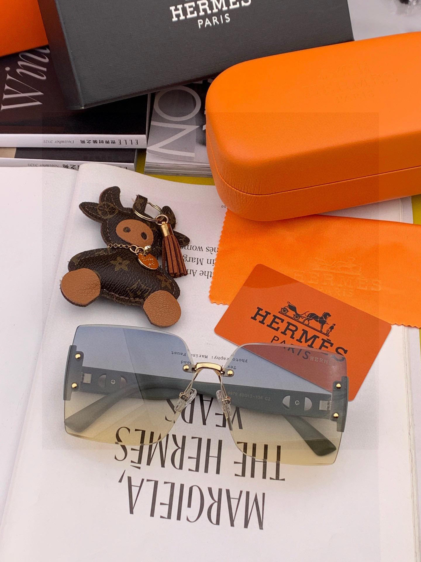 爱马仕 经典的方框设计，不挑脸型，无论搭配大衣还是连衣裙都非常显气质镜片预防紫外线 型号：H9997