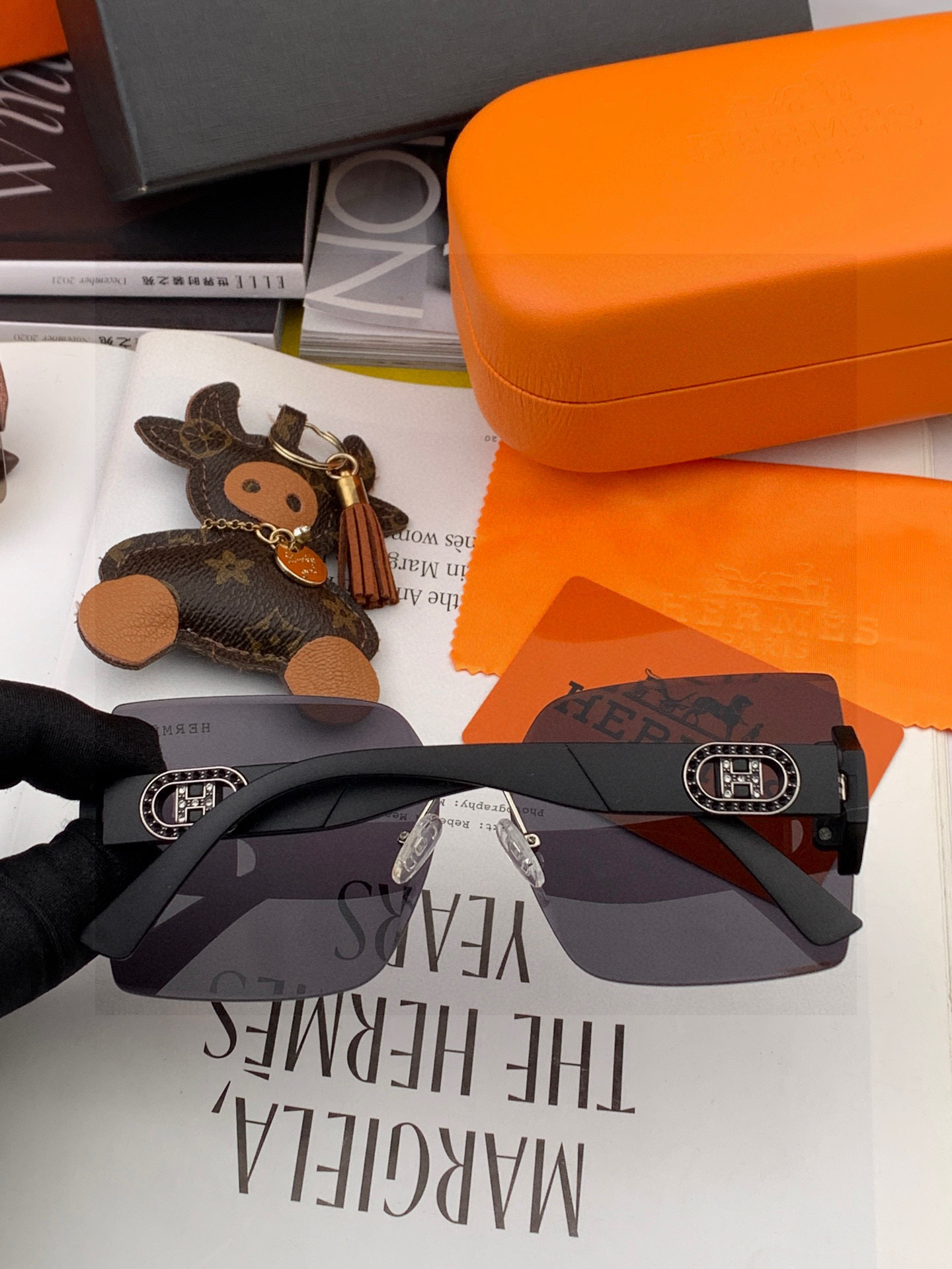 爱马仕 经典的方框设计，不挑脸型，无论搭配大衣还是连衣裙都非常显气质镜片预防紫外线 型号：H9997