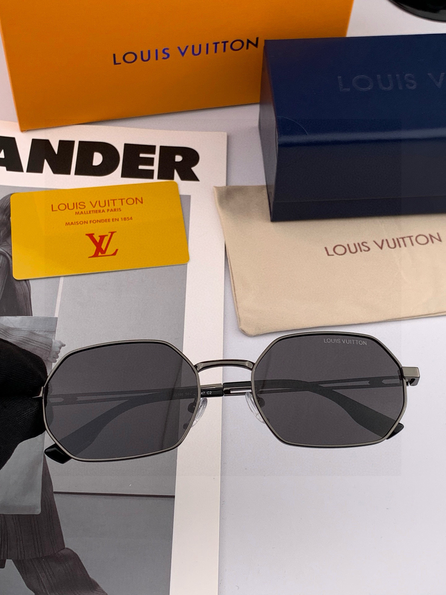 Lv 。 高品质男女款墨镜 👍 进口宝丽来偏光镜片 。蛤蟆镜 开车钓鱼都可 。百搭显瘦墨镜韩版男士飞行员