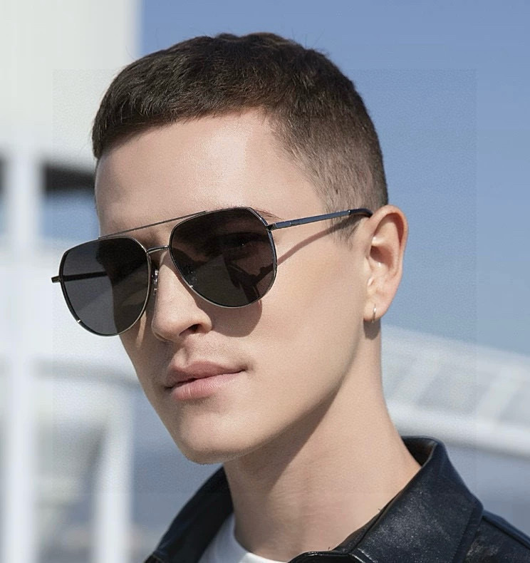 LV 男款炫彩飞行员偏光太阳镜 ❤️材质：高清尼龙加厚卡槽高清偏光镜片 🌹无边框镜架💕颜👍型号：L089