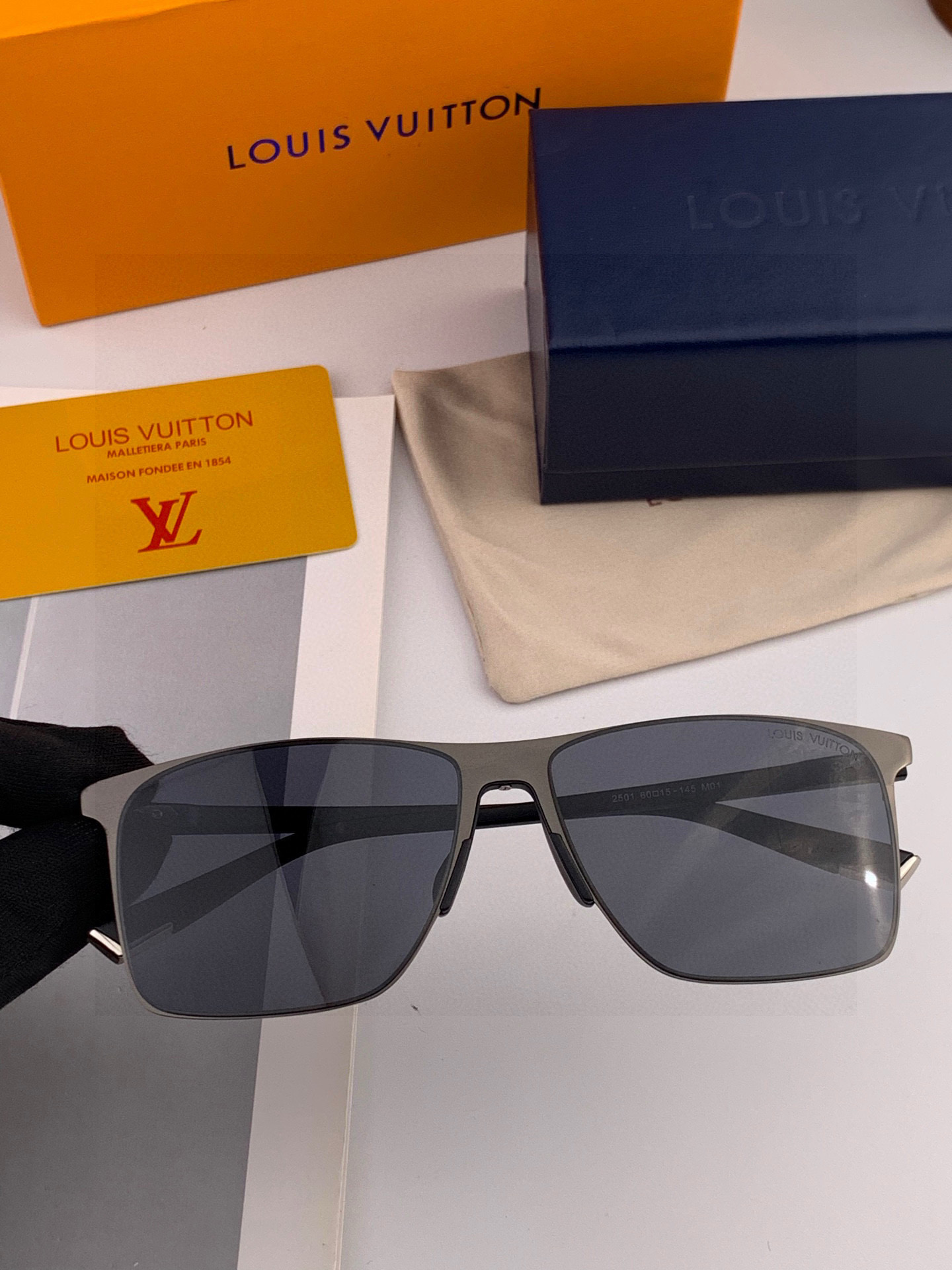 LV 男款炫彩飞行员偏光太阳镜 ❤️材质：高清尼龙加厚卡槽高清偏光镜片 🌹无边框镜架💕颜👍型号：L125