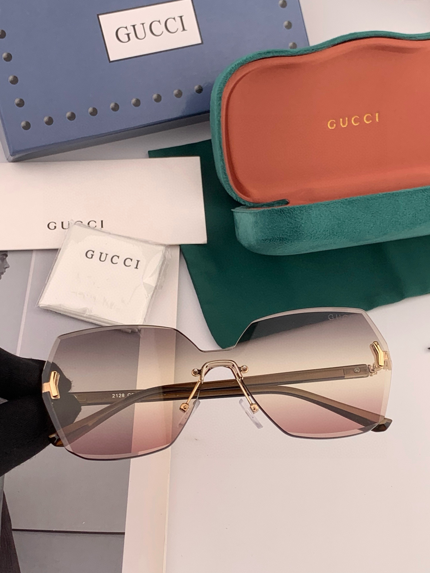 GUCCI 新款连体尼龙偏光太眼镜，无框钻石 切边更有质感，大气女人范儿，大脸小脸都好看 ！型号：G49