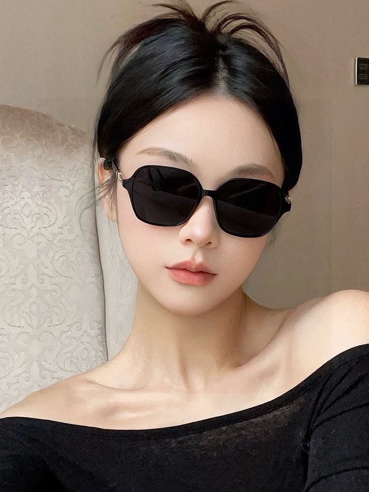 新品CHANEL 香奈儿太阳镜以独特魅力和前卫风格诠释春夏最新眼镜，以方框设计两边经典小香珍珠做点缀，中