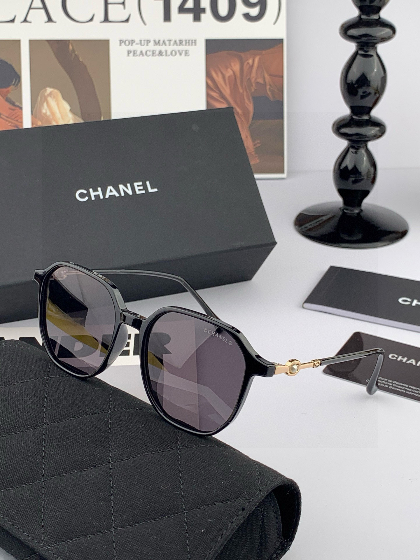 新品CHANEL 香奈儿太阳镜以独特魅力和前卫风格诠释春夏最新眼镜，以方框设计两边经典小香珍珠做点缀，中