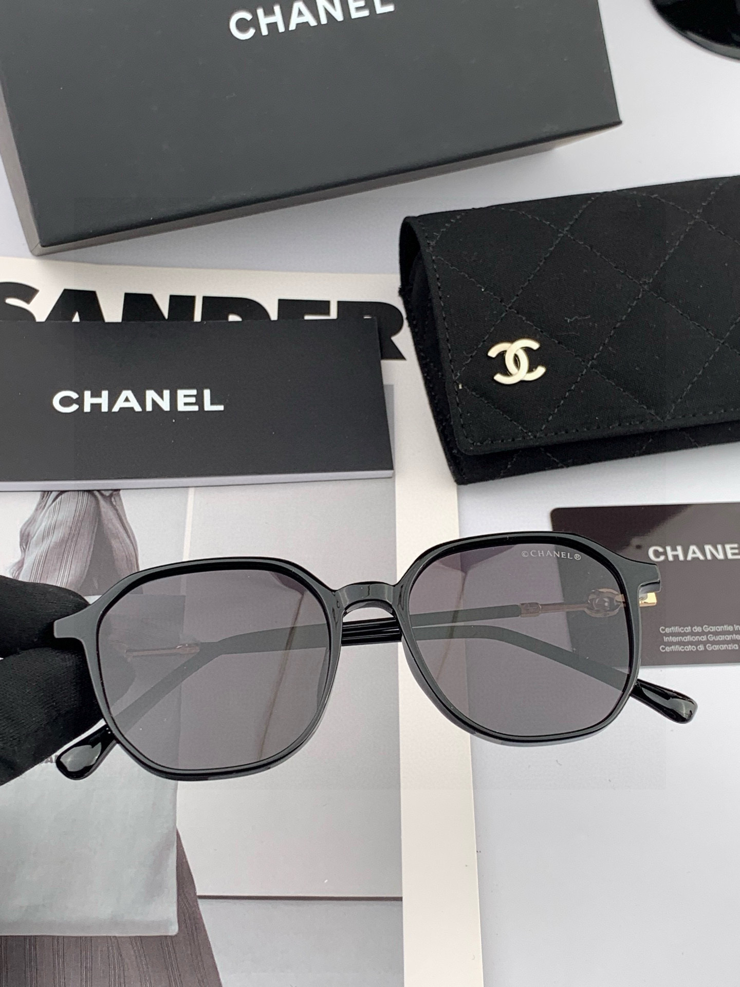 新品CHANEL 香奈儿太阳镜以独特魅力和前卫风格诠释春夏最新眼镜，以方框设计两边经典小香珍珠做点缀，中