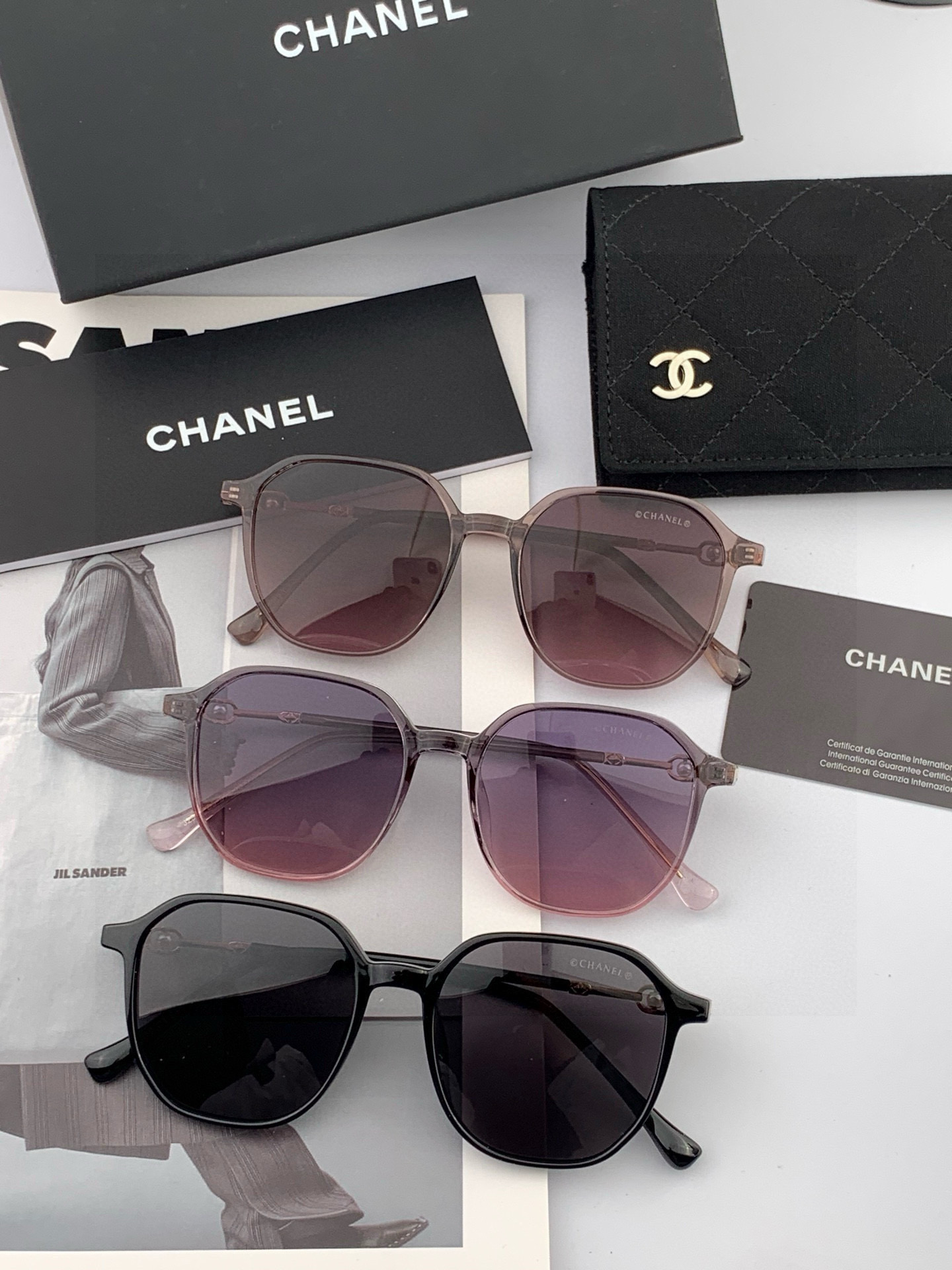 新品CHANEL 香奈儿太阳镜以独特魅力和前卫风格诠释春夏最新眼镜，以方框设计两边经典小香珍珠做点缀，中