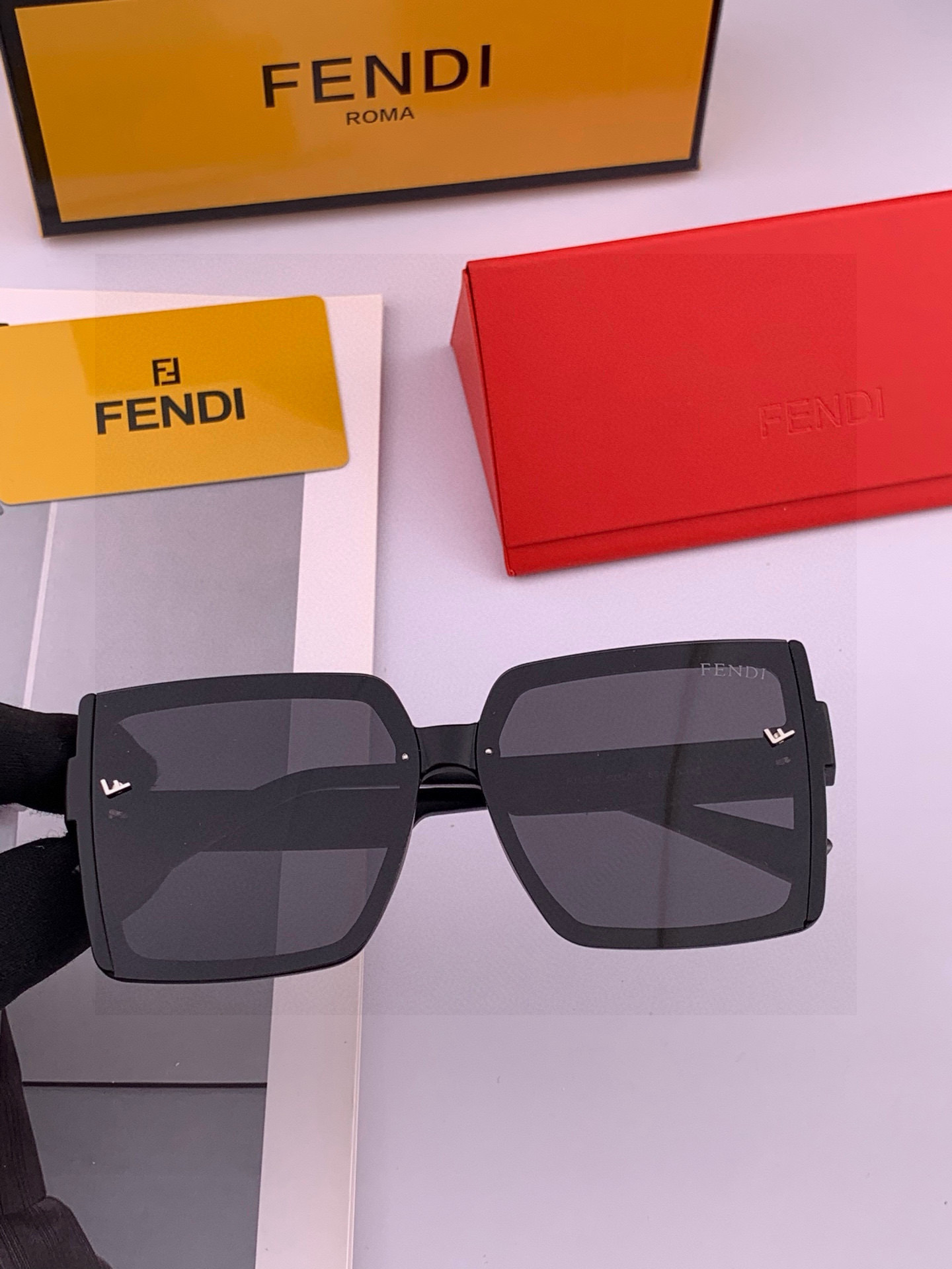🔺 【芬迪】2025开春新款 潮流爆款 时尚方框偏光太阳镜 高品质 佩戴舒适 网红潮款墨镜 女士高清偏光