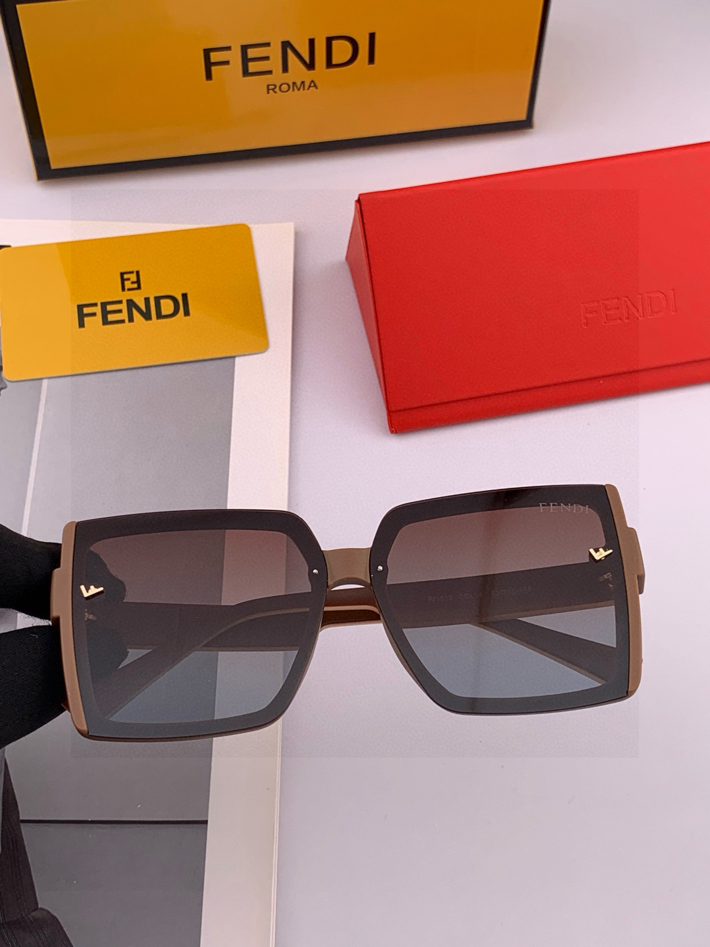 🔺 【芬迪】2025开春新款 潮流爆款 时尚方框偏光太阳镜 高品质 佩戴舒适 网红潮款墨镜 女士高清偏光